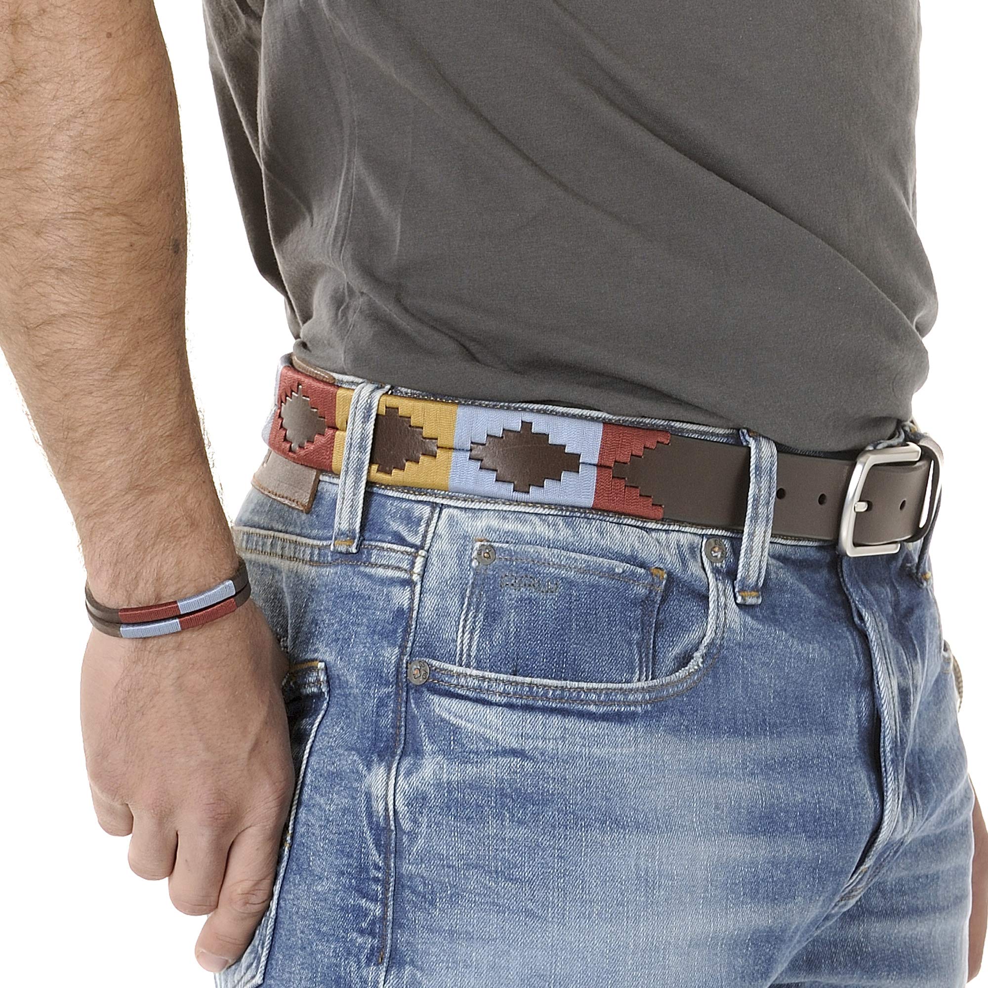 Cinturón argentino de piel, con pulsera de hilo y cuero a juego. Cinturón bordado sobre cuero, para hombre y mujer. Cinturones argentinos Polo.