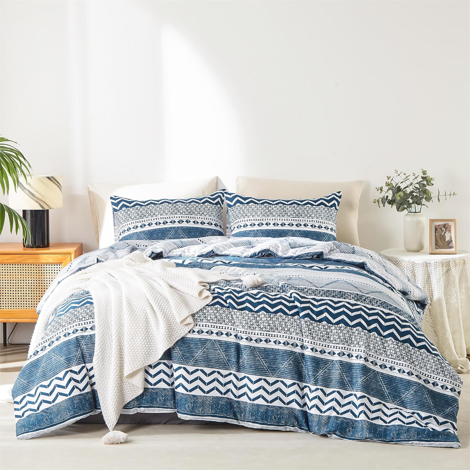 BOLINLIVING Floral Queen Comforter Set 3 Pieces, Soft Breathable Bed in a Bag Queen Size, Blue and White Floral Bedding Set for All Season, 1 Comforter & 2 Pillowcases
