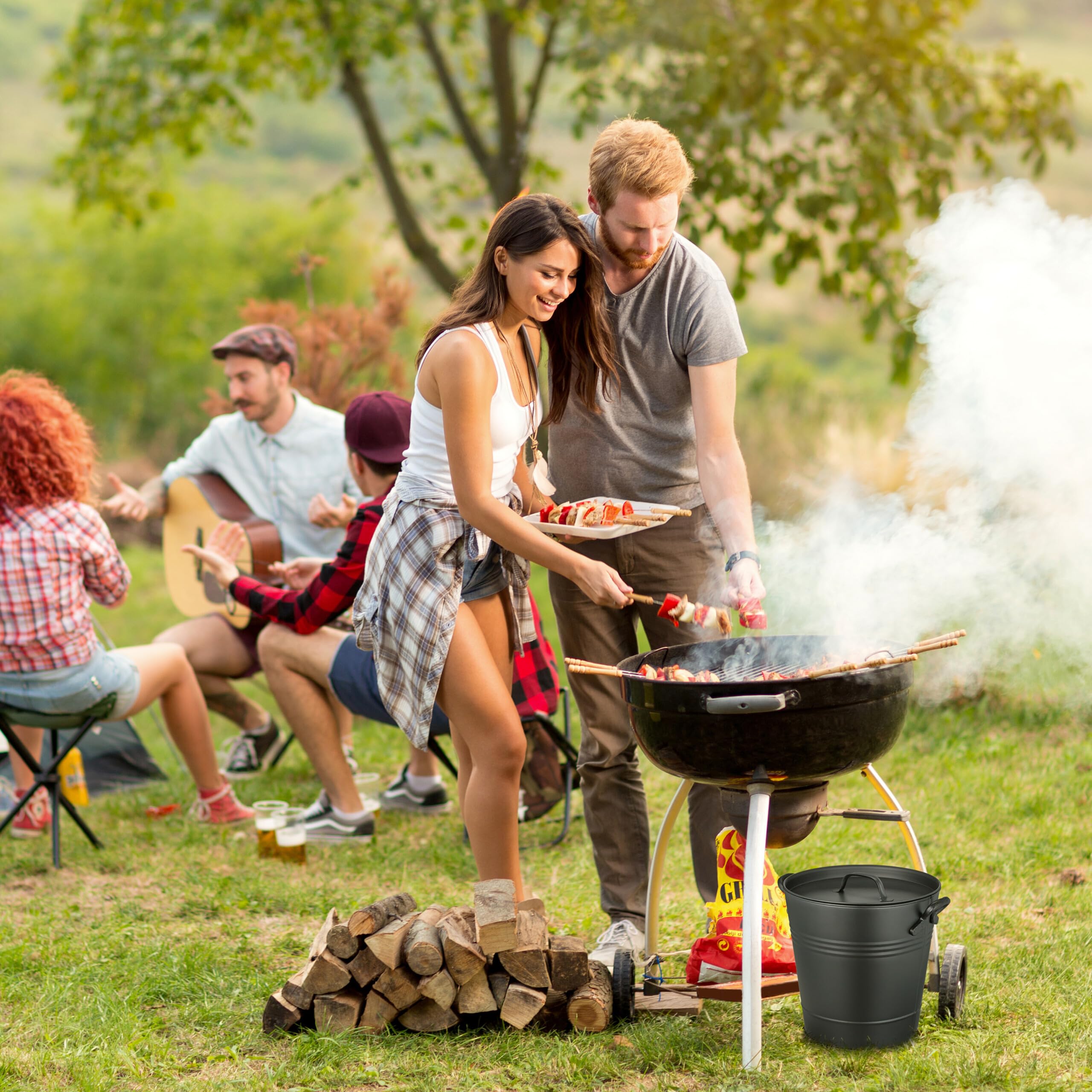 Relaxdays Pojemnik na popiół z pokrywką, 19 litrów, okrągły pojemnik na popiół z uchwytami, na węgiel i popiół, kominek, piec, grill, czarny