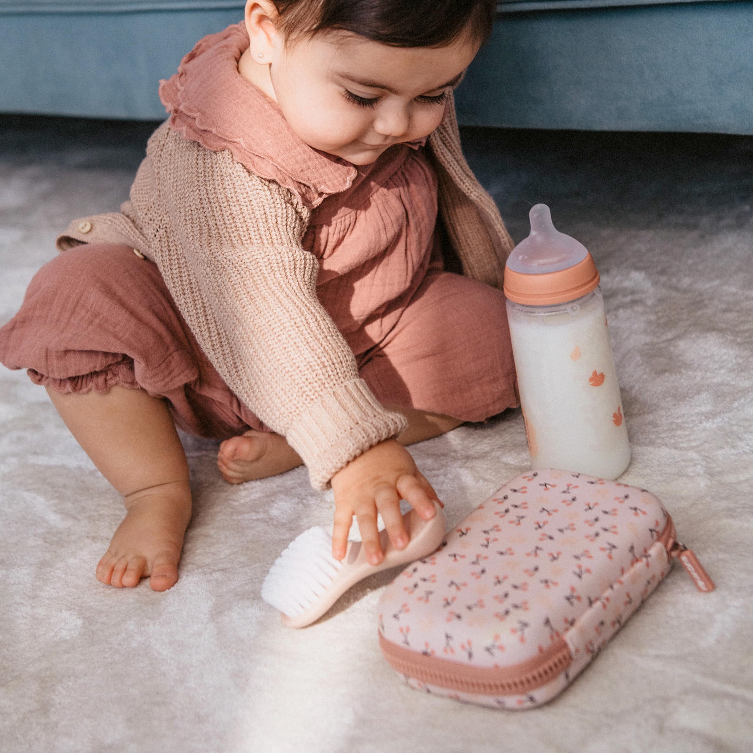 Suavinex, Trousse de Soin Bébé, Trousse de Toilette Naissance. Contient : Brosse et Peigne + Doigt Brosse à Dent + Ciseaux + Lime + Coupe Ongles, Set Manucure 6 Piéces, Rose