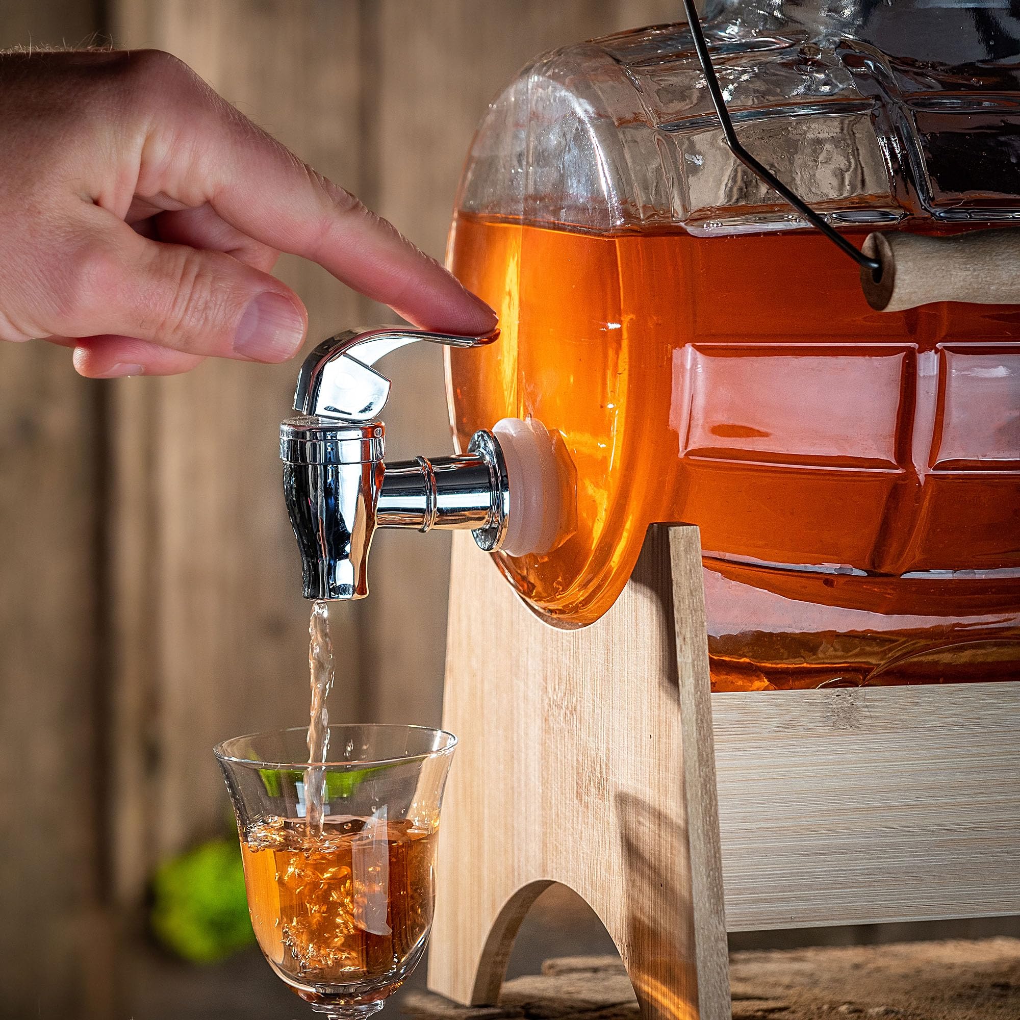 KADAX Fass 3L mit Hahn, fassförmiger Getränkespender aus Glas mit Zapfhahn, transparenter Spender mit Holzuntersatz, Alkoholspender ideal für Whisky, Brandy, Säfte (Modell 1)