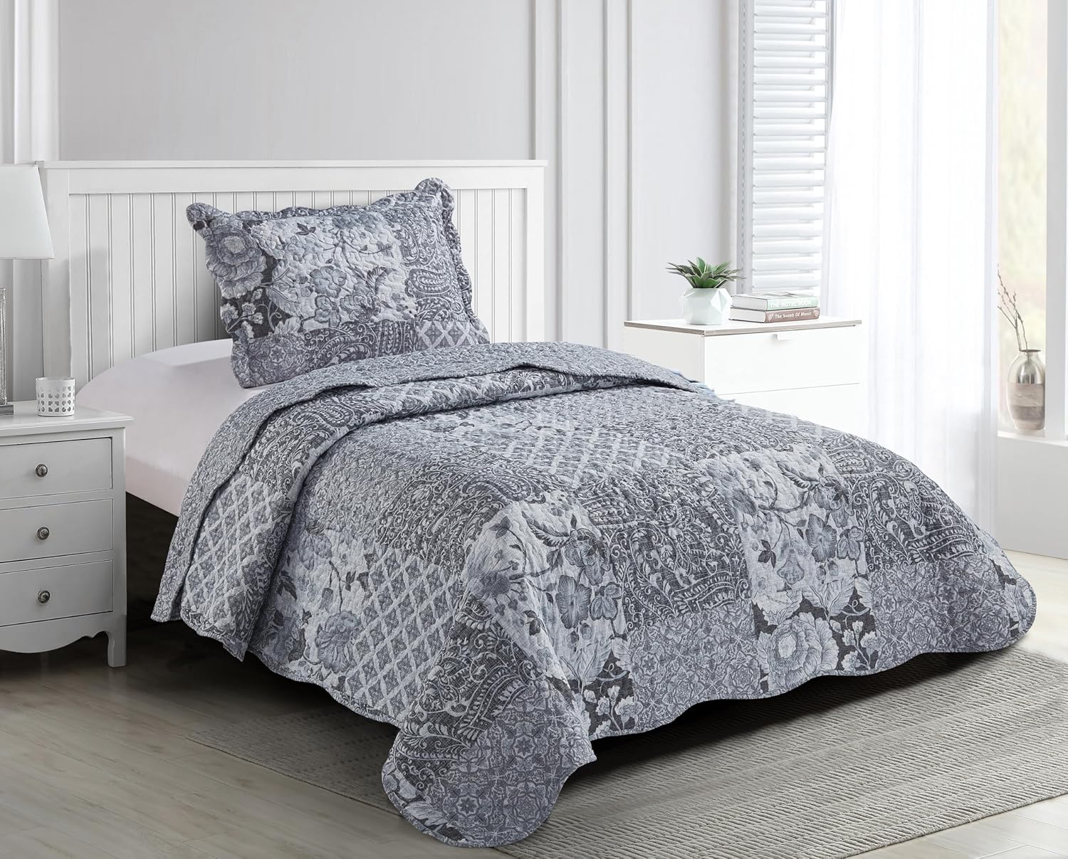 Brilliant Sunshine Grey Flowers Patchwork, 2-Piece Quilt Set with 1 Sham, Reversible Bedspread, Soft Lightweight Coverlet, All-Season, Twin, Grey