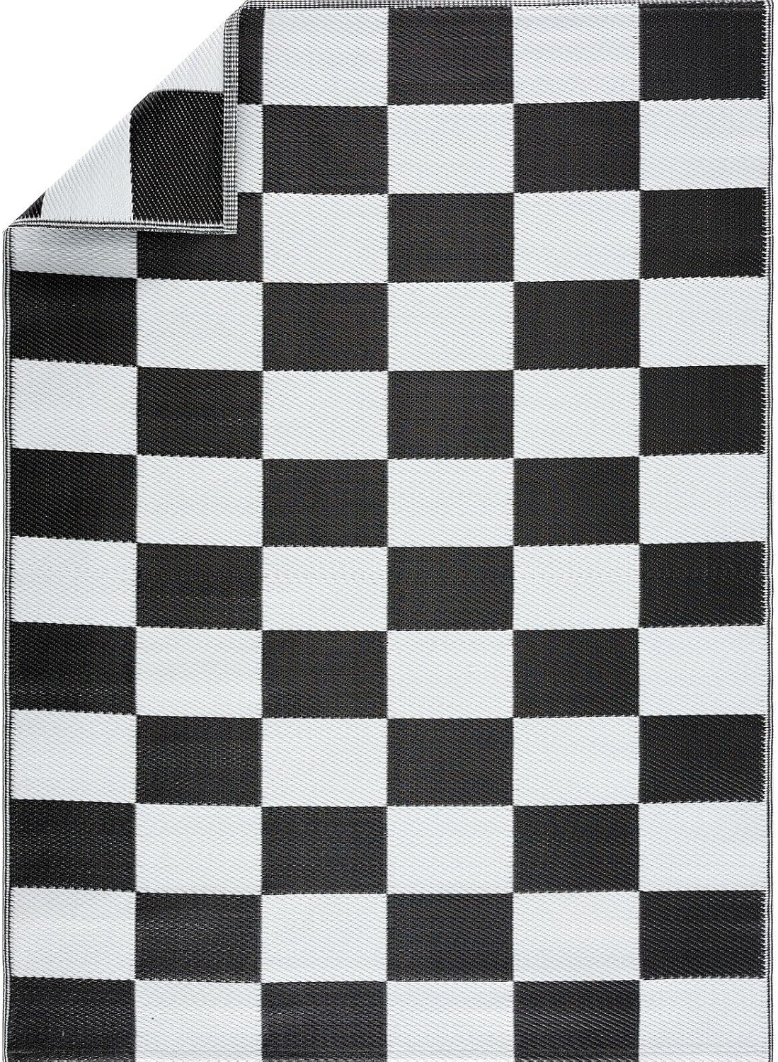 Crease-Free Reversible Indoor/Outdoor Recycled Plastic Mat/Rug - Weather, Water, Stain, Fade and UV Resistant - California- Black & White (5'x7')