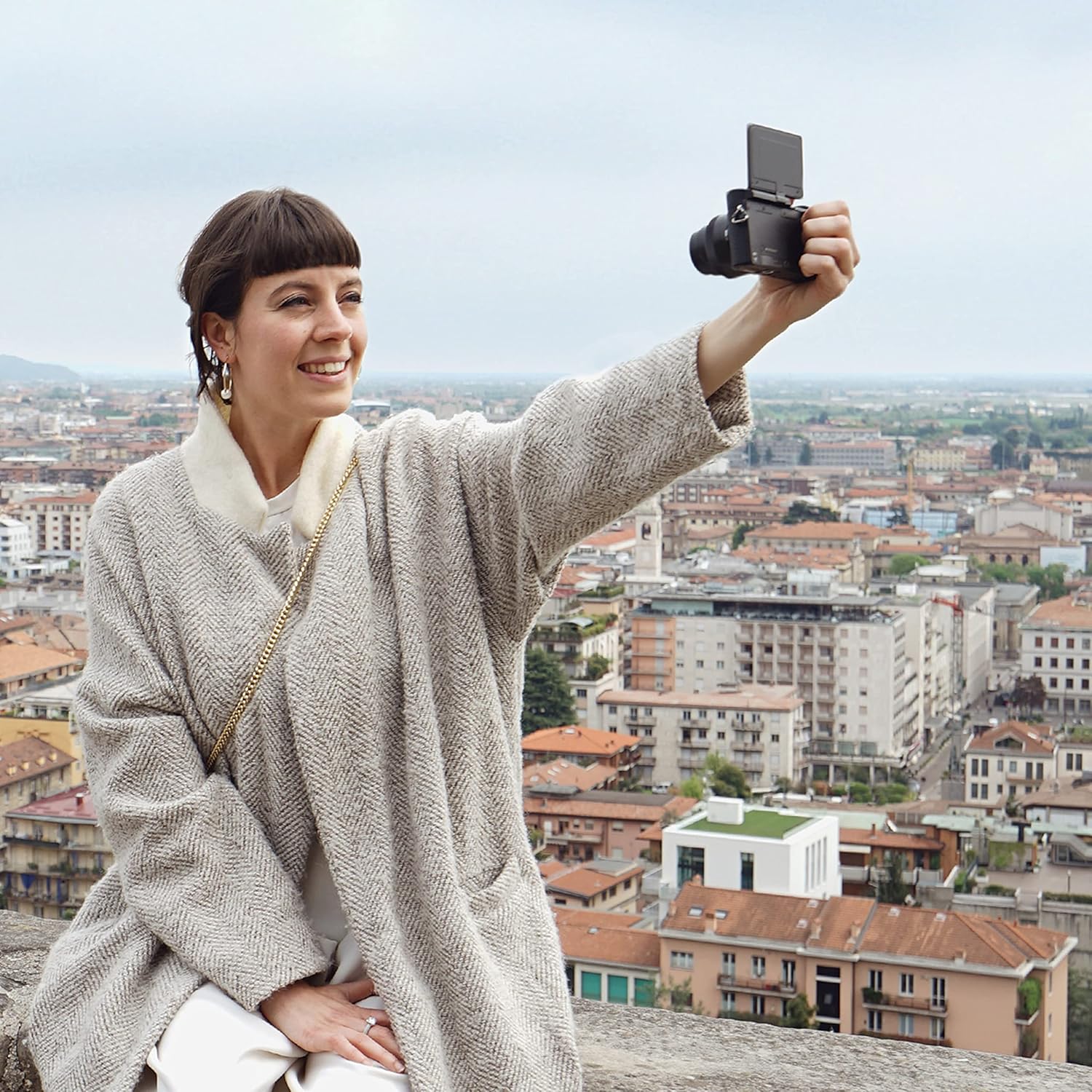 Panasonic Lumix - Fotocamera ibrida compatta DC-GX880WEFK + Lumix 12-32 F3.5-5.6 + 35-100 F4-5.6 (sensore 4/3 16 MP, schermo inclinato Tact., AF DFD, Video 4K, Wifi) Nero - Versione Francese