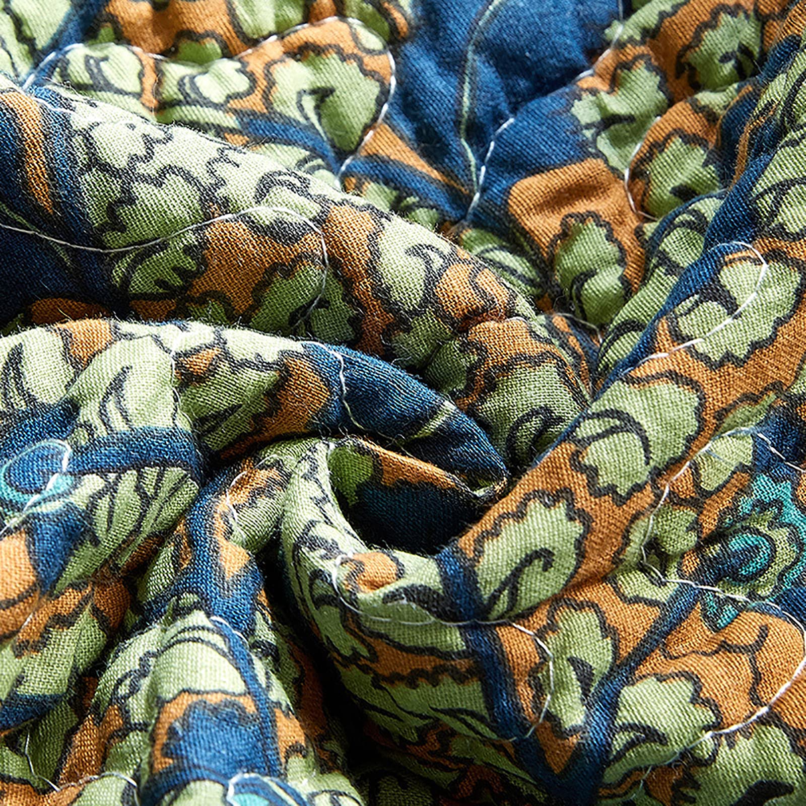Het Zachte Witte Gewatteerde Hoofdkussen En De Algemene Sprei In Bed Op Achtergrond Van Wit Leer Watteerden Hoofdeinde Schoon Een Image148402994