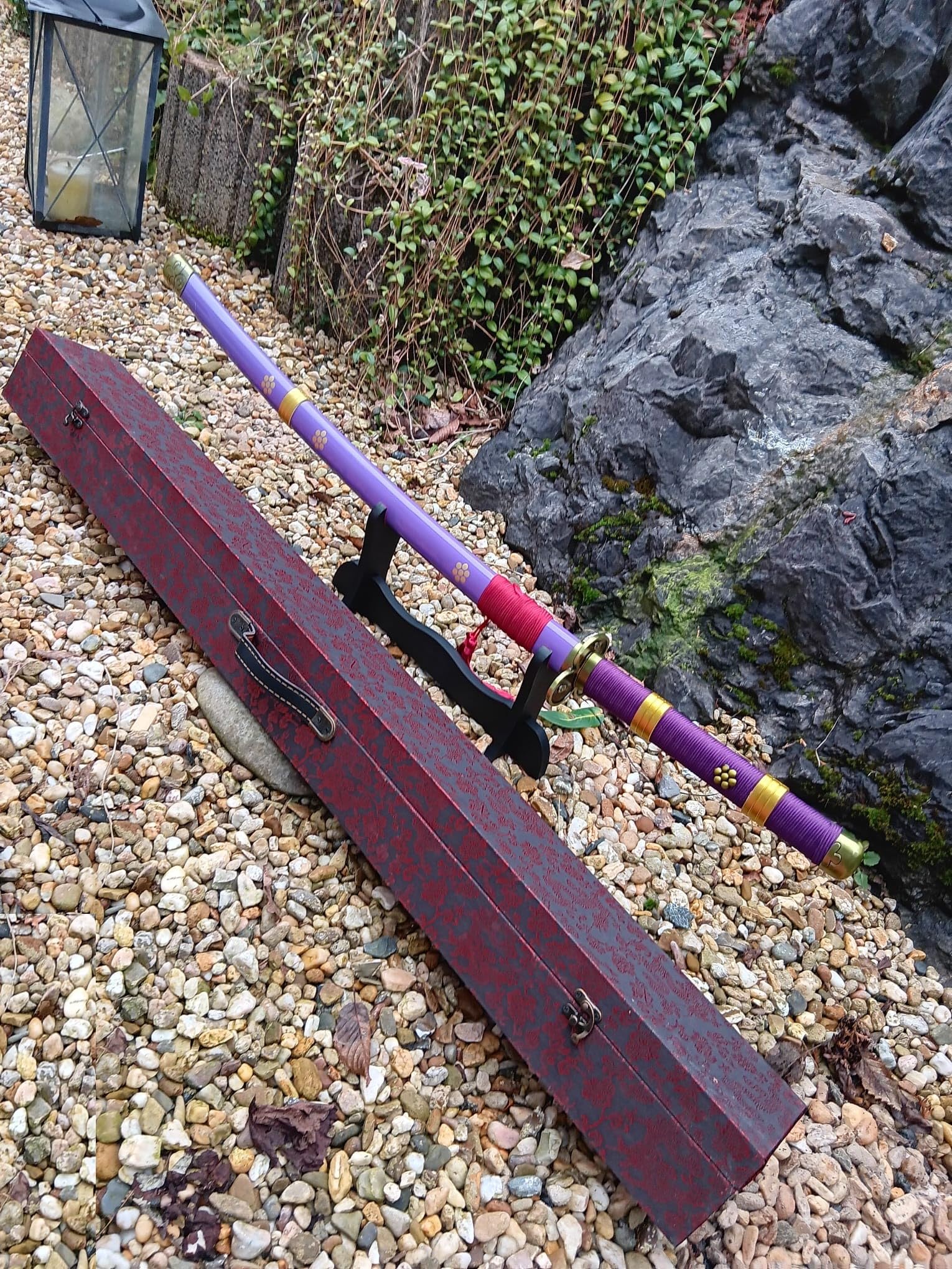 One Piece Katana Schwert Enma Zoro 106,5cm lang 70cm Klinge mit Schwertständer inkl. Präsentationsbox für Cosplay Manga Anime Japan Kampfkunst Fans Sammler Gamer
