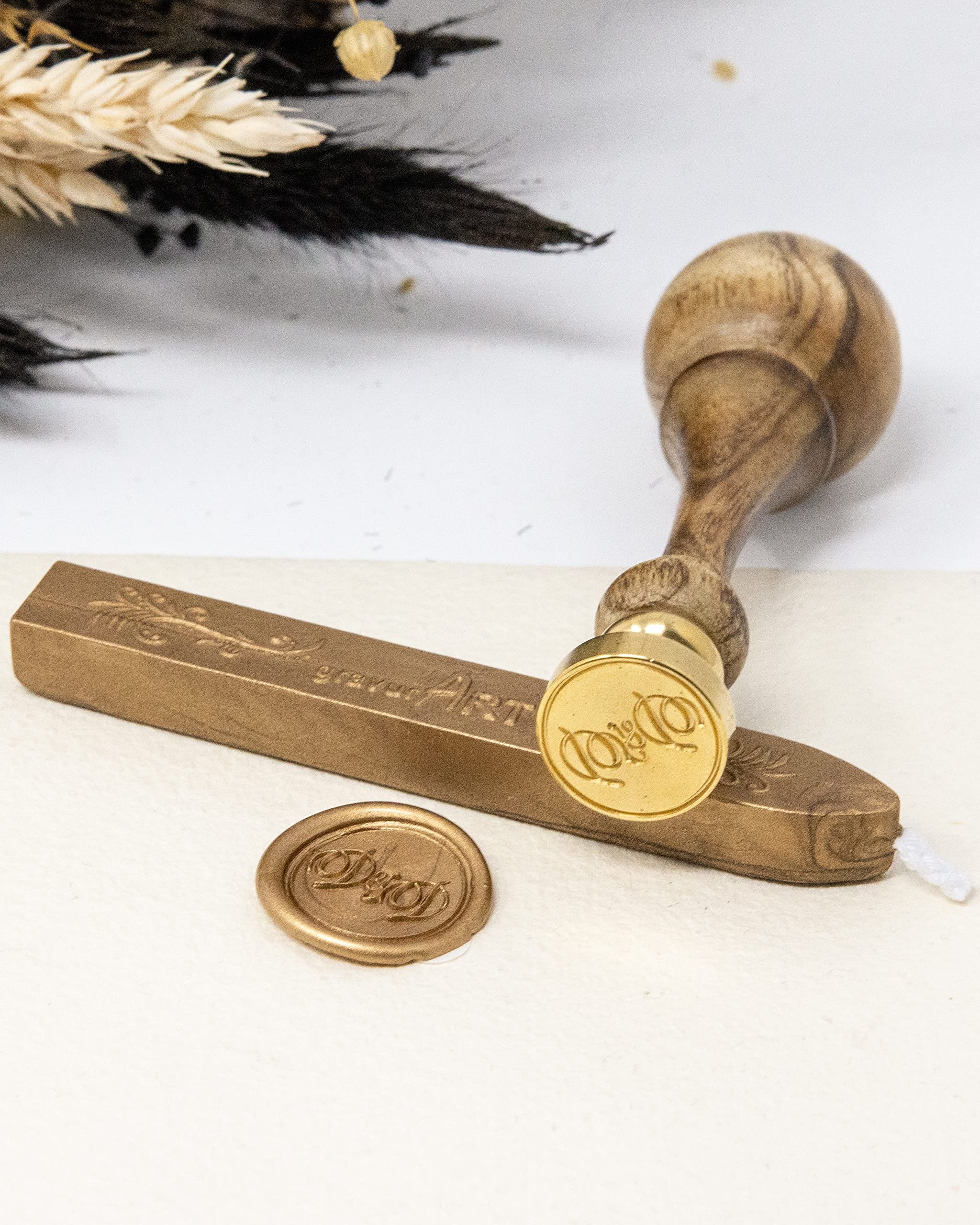 gravurART Siegelstempel personalisiert mit 3 Initialen - Deine Einladungen zur Hochzeit oder Save the Date mit Wachssiegel personalisiert in Schreibschrift - incl. Siegelwachs