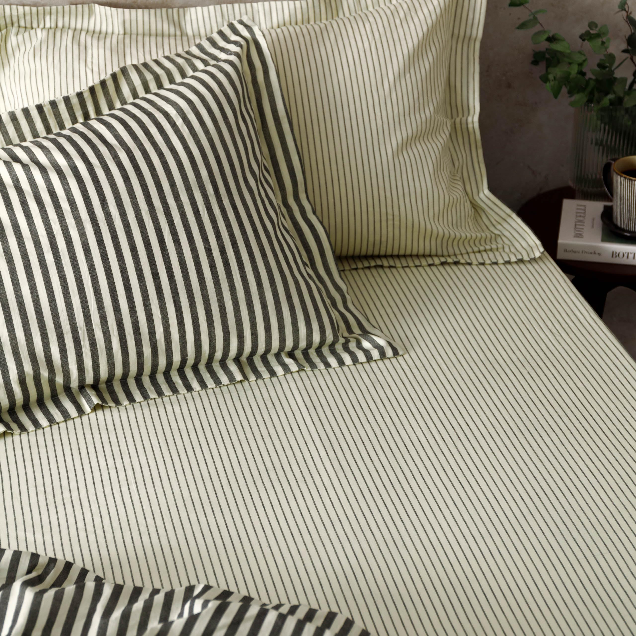 Yard Black Hebden Narrow Stripe Fitted Sheet – Ultra Soft 100% Cotton Striped Bed Sheet ( – King Uk Standard – 150X200x32cm)