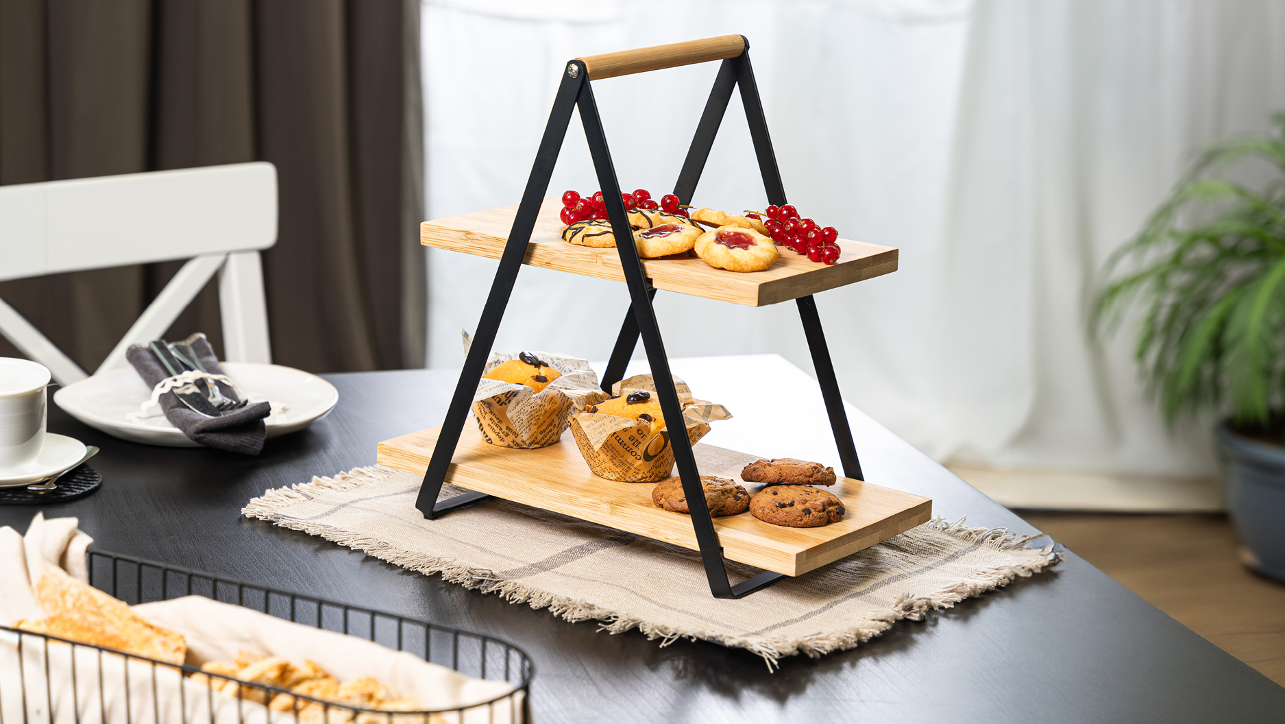 Eluno Présentoir à 2 étages En Bambou Et Structure En Métal (blanc