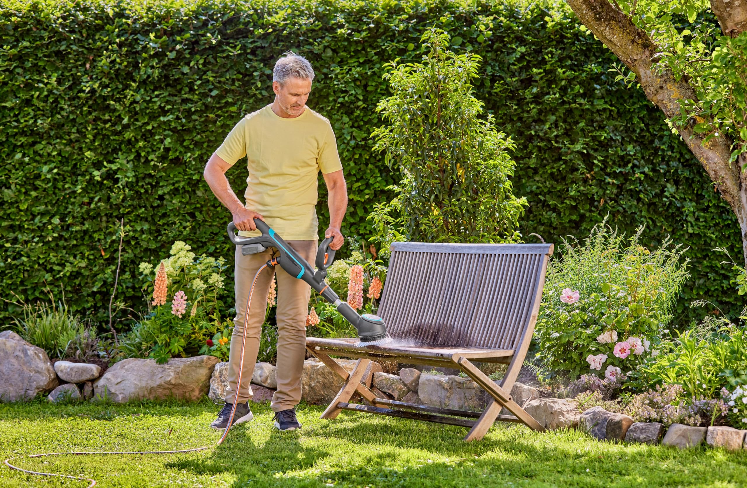 Gardena Limpiador AquaBrush a batería Compact 02/18V P4A Solo: Exterior, Funcionamiento con un Solo Toque, Limpieza Vertical, Ergonómico y Ajustable, Sin Cable (14840-55)