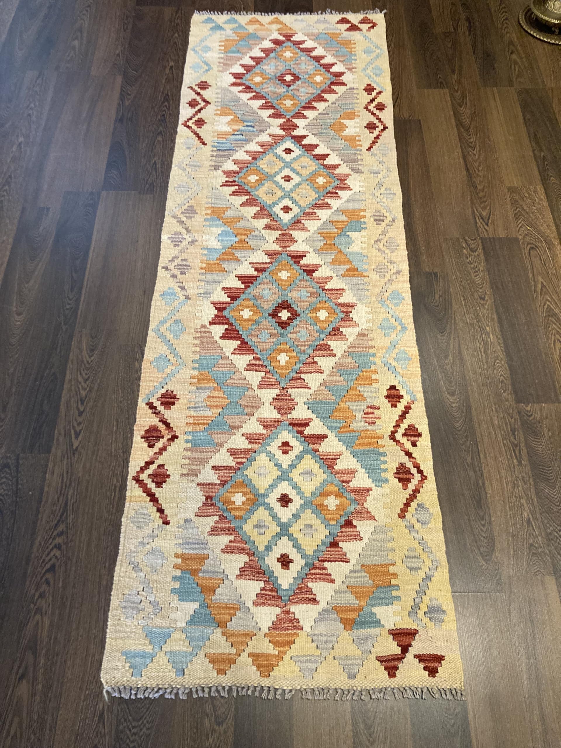 Tapis Kilim Afghana tisse main pour sublimer un couloir moderne beige et rouge