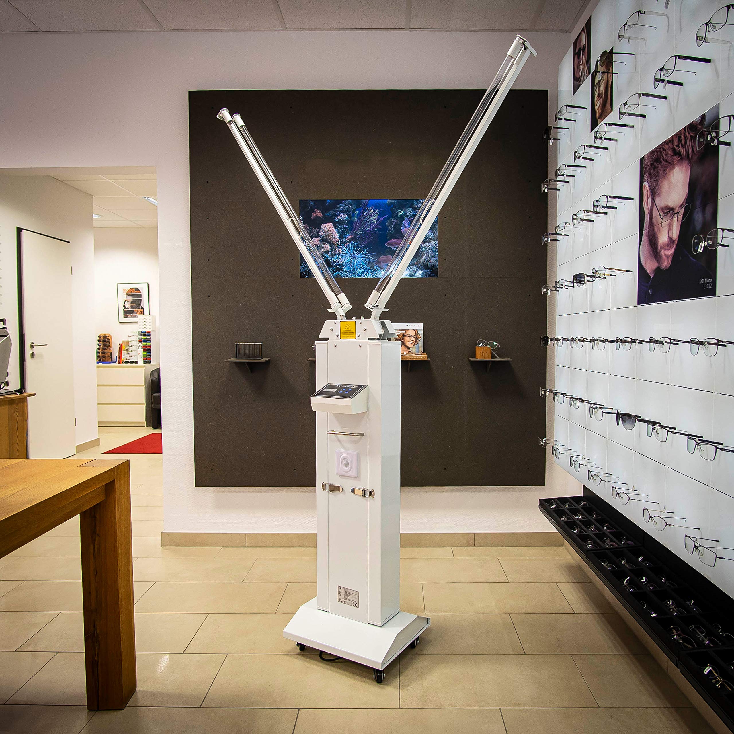 Good Connections UV-C Desinfektionsstation zur effektiven Luft- und Flächendesinfektion - 4 UV-C Röhren (120W) für 60 m² Raumfläche - Sicherheitsabschaltung und Timer
