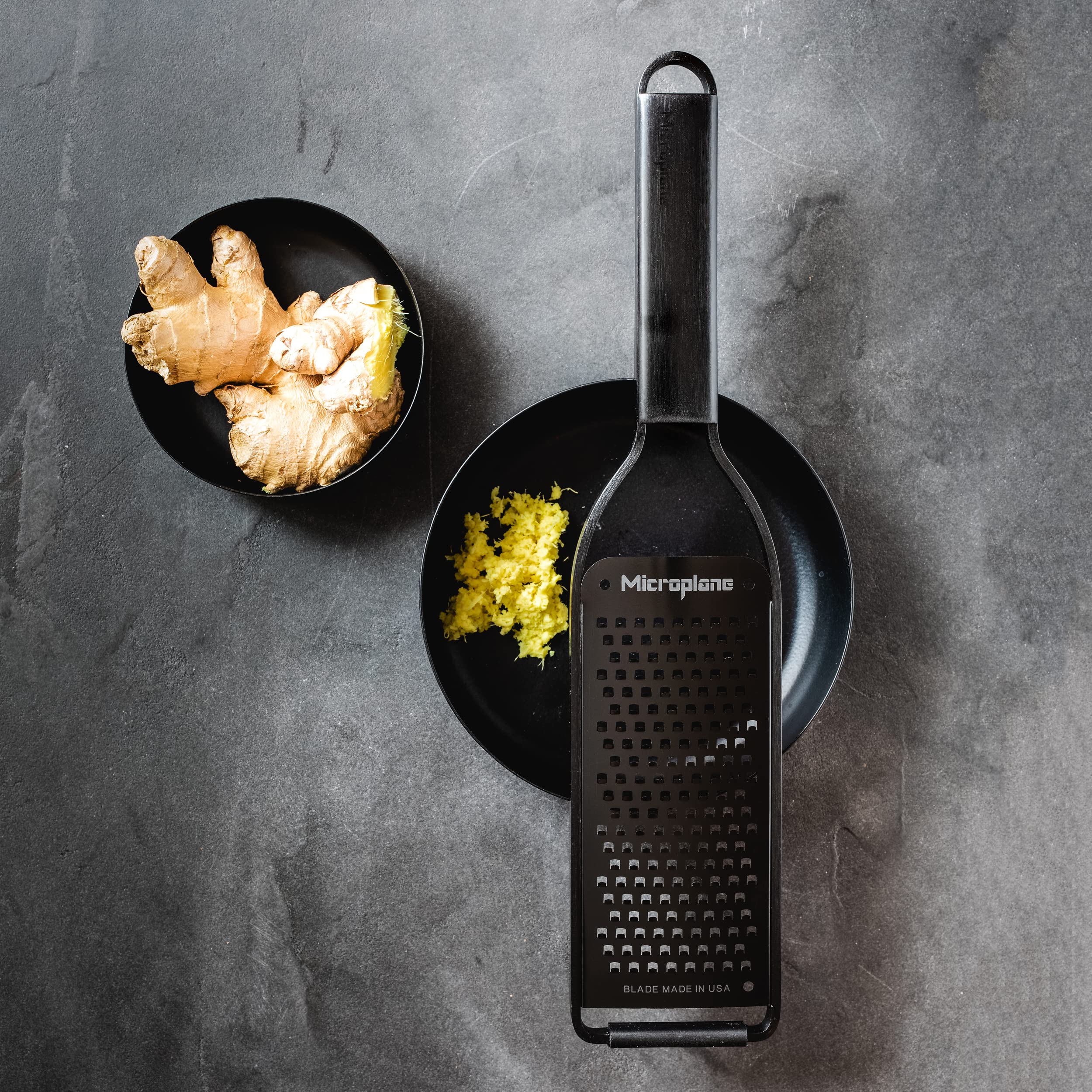 Microplane Grattugia da Cucina con Lama Spessa in Acciaio Inox Made in USA per Formaggio, Carote, Zenzero, Cocco e rafano della Serie Black Sheep