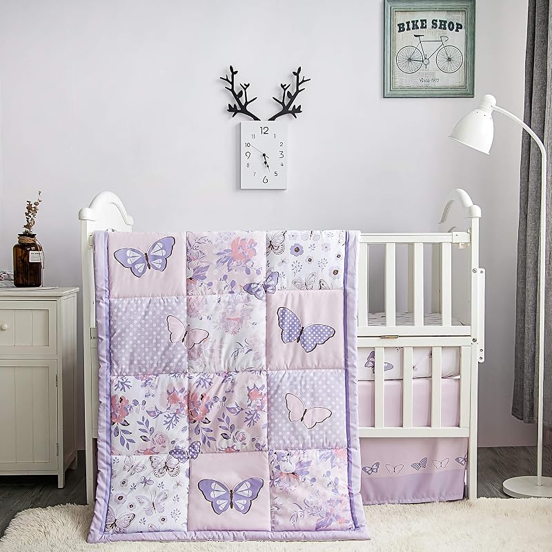 Juego de ropa de cama para cuna de bebé de 3 piezas con mariposas moradas para niñas, juego de cuna de tamaño estándar lila para niña, edredón, sábana ajustable y pollera con volantes antipolvo, diseño floral para guardería de bebé para niñas