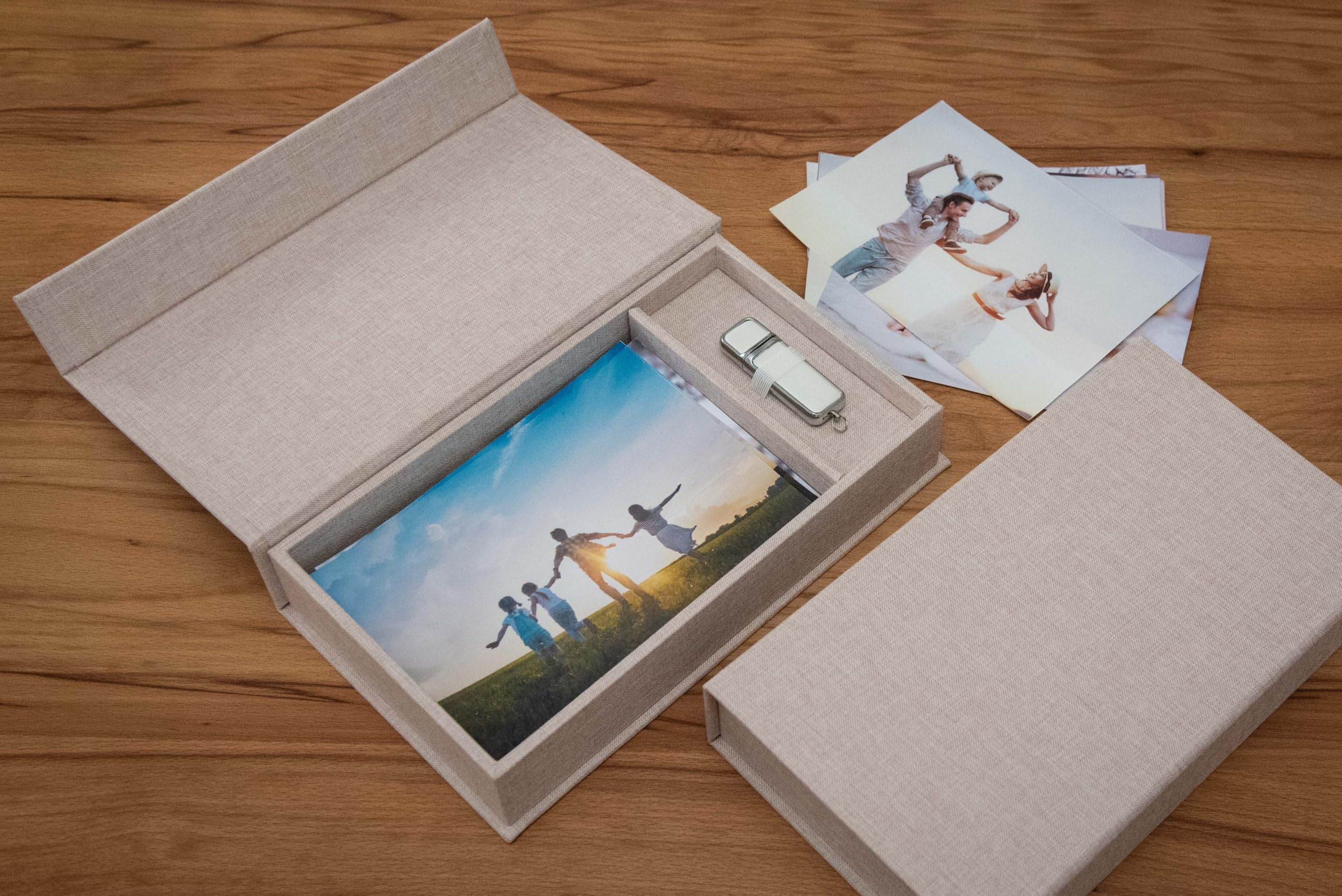 Erinnerungsbox mit USB Slot. Geschenkbox für USB-Sticks und Fotoabzüge 13x18cm, Aufbewahrungsbox Hochzeitsbox, Fotobox, Fotogeschenk, 26x15 cm (Beige)