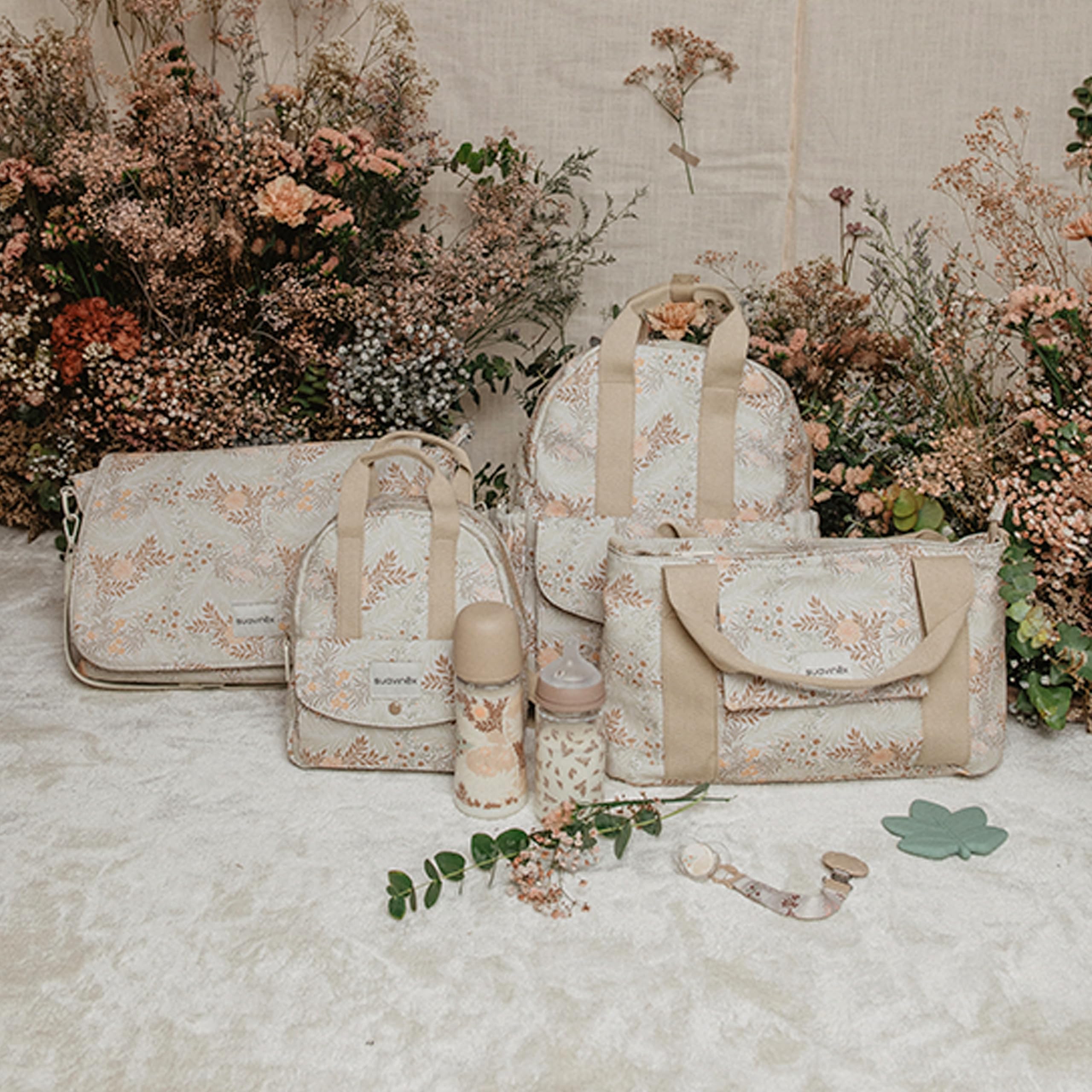 Suavinex, Bolso Maternidad Bandolera, Bolso Carro Bebé de Gran Capacidad, Asas Ajustables al Carrito, Solapa y Cierre de Cremallera, Impermeable, con Bolsillos Interiores, Beige Flores