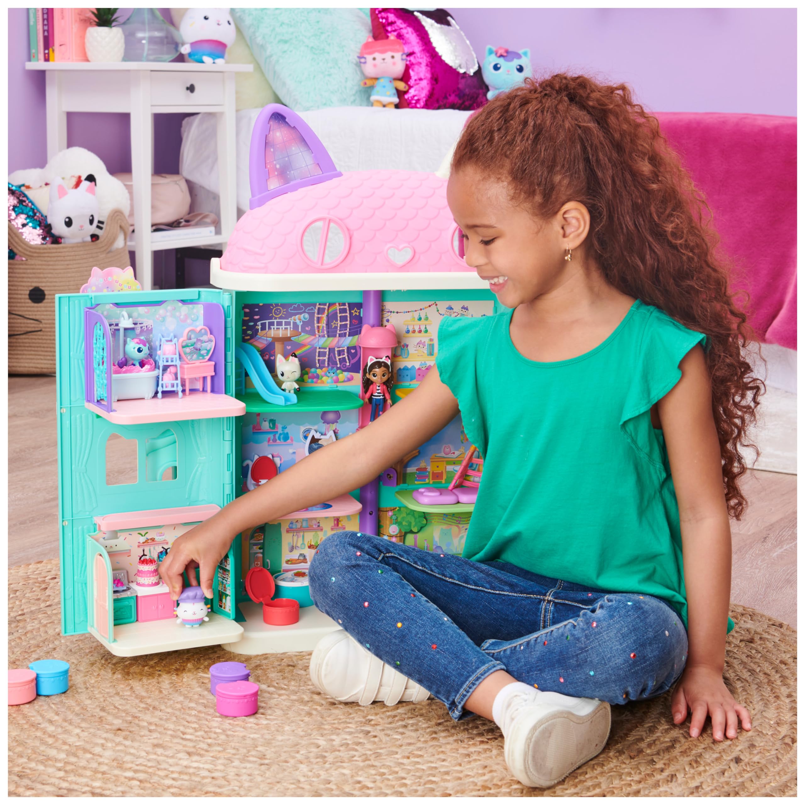 DREAMWORKS GABBY'S DOLLHOUSE - Deluxe Raum, Bakey with Cakey, Küche mit Kuchi (engl. Cakey), 3 Möbelstücken und 2 Überraschungsboxen mit Zubehörteilen, geeignet für Kinder ab 3 Jahren