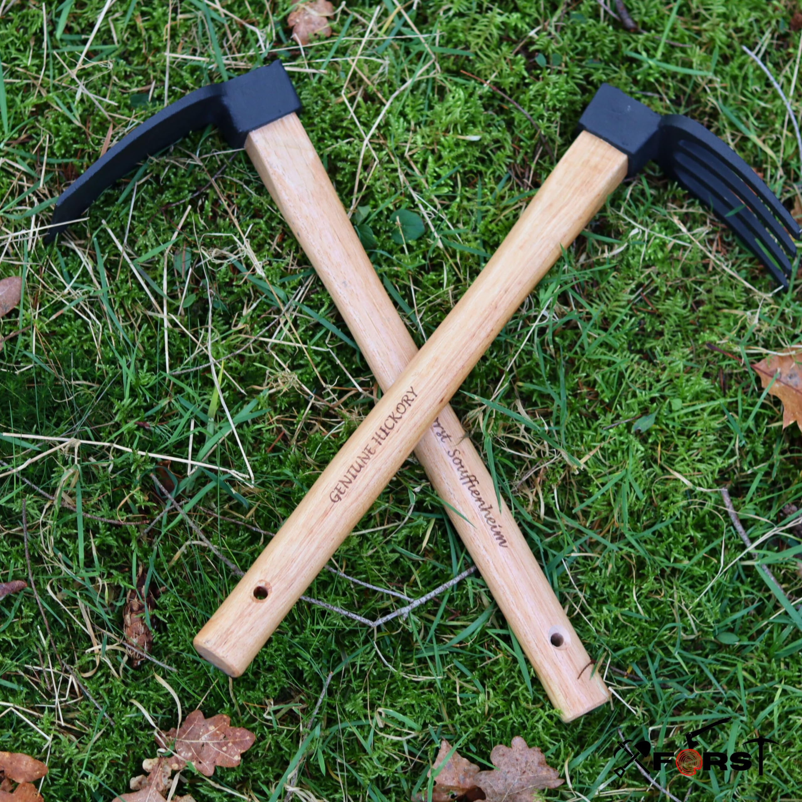 Xforst Ensemble d'outils de jardin à deux houes de jardin avec houe droite + houe à 4 dents avec manche en bois d'hickory et tête en acier forgé.