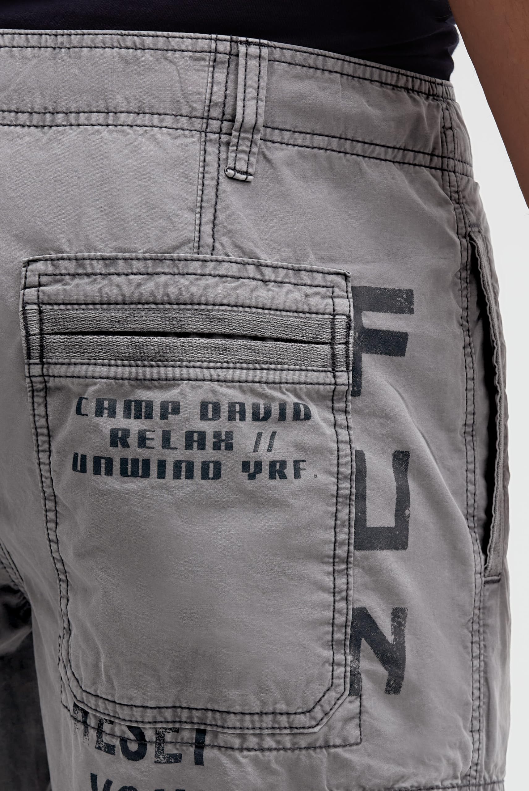 Camp David Herren Cargo Shorts mit vielen Label Prints