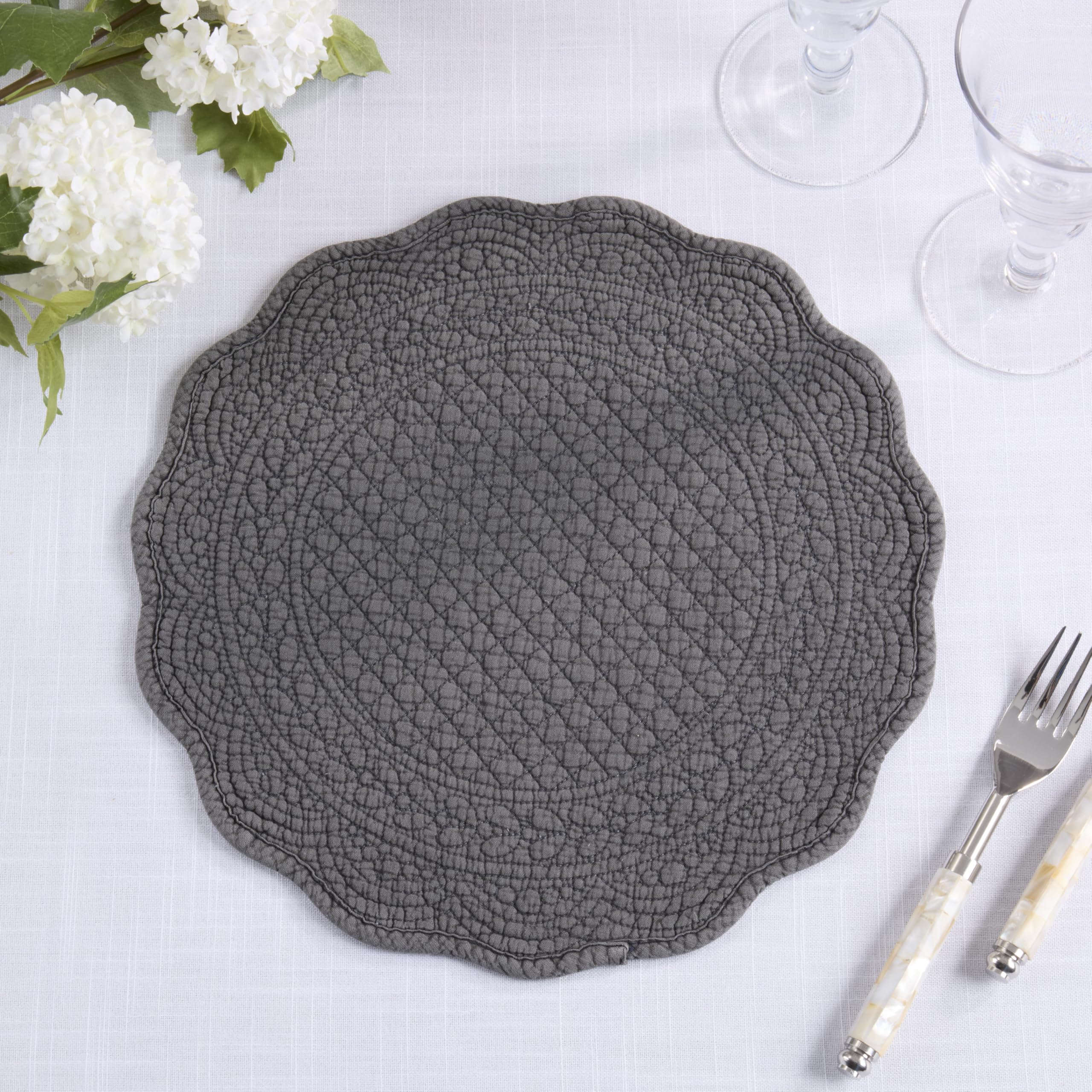 SARO Lifestyle Lot de 4 Sets de Table matelassés en Coton – Sets de Table de Style Cottage pour Salle à Manger Quotidienne, Tables superposées et Divertissement décontracté, 33 cm, Ardoise