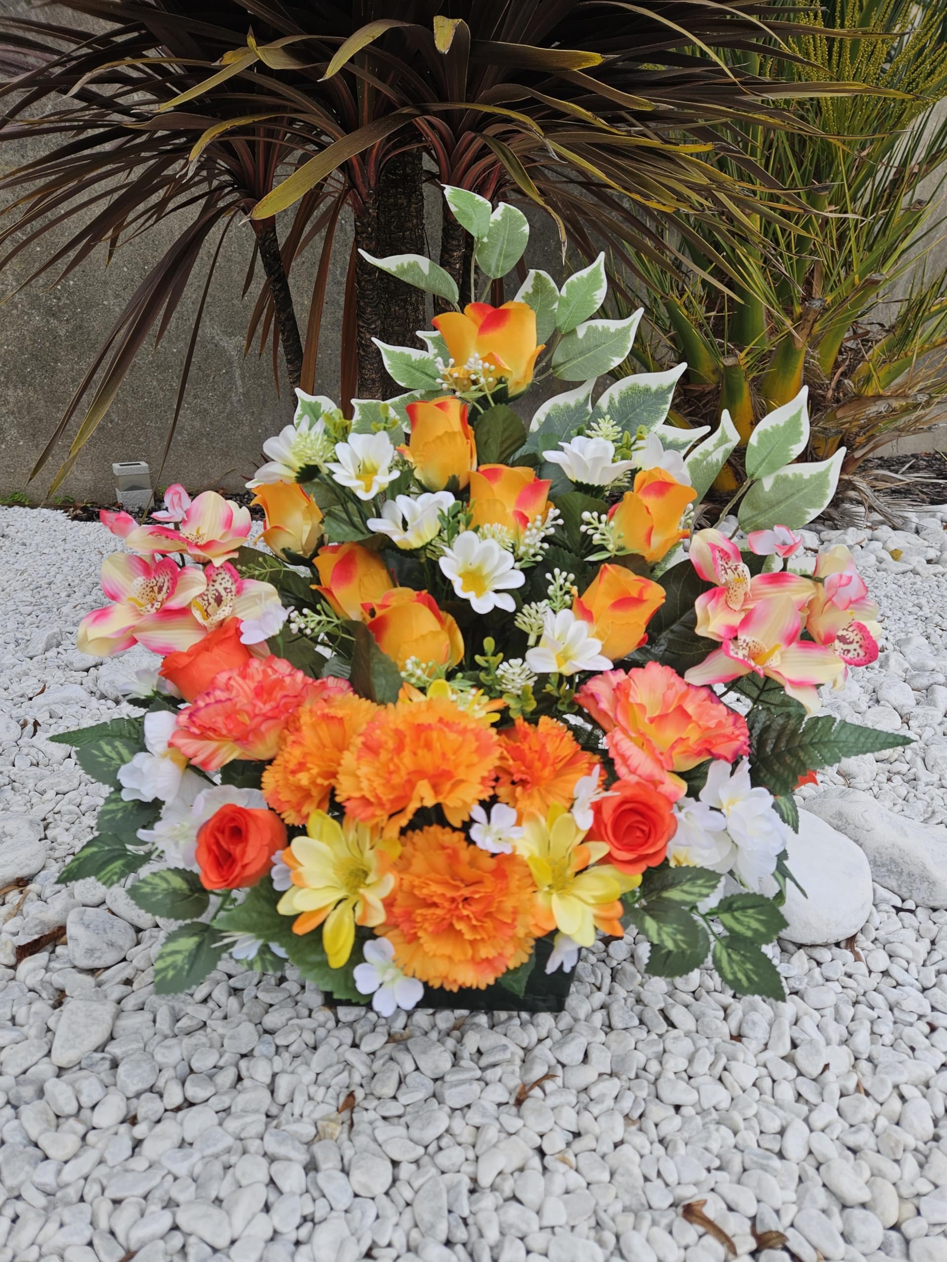 Composition de Fleurs Artificielles Lesté Ciment pour Une Parfaite Tenue à L' Extérieur. Réalisé par nos Soins, Fleurs de Qualité.
