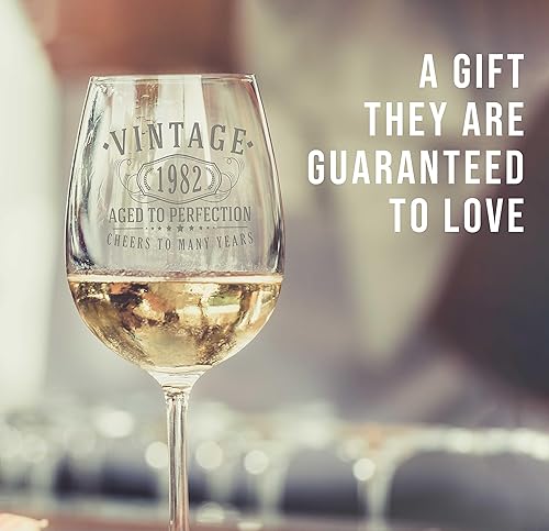 Miniatura 200 de Spotted Dog Company Copa de vino grabada vintage de 16 onzas con tallo de 16 onzas – Regalos de cumpleaños 82 para mujeres – Saludos a 82 años