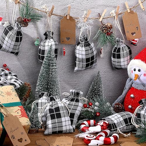 Vista 31 de Shappy 24 bolsas de regalo de Navidad con cordón, bolsas de Adviento de arpillera a cuadros de Navidad, 7 x 5 pulgadas, bolsa de lino para dulces