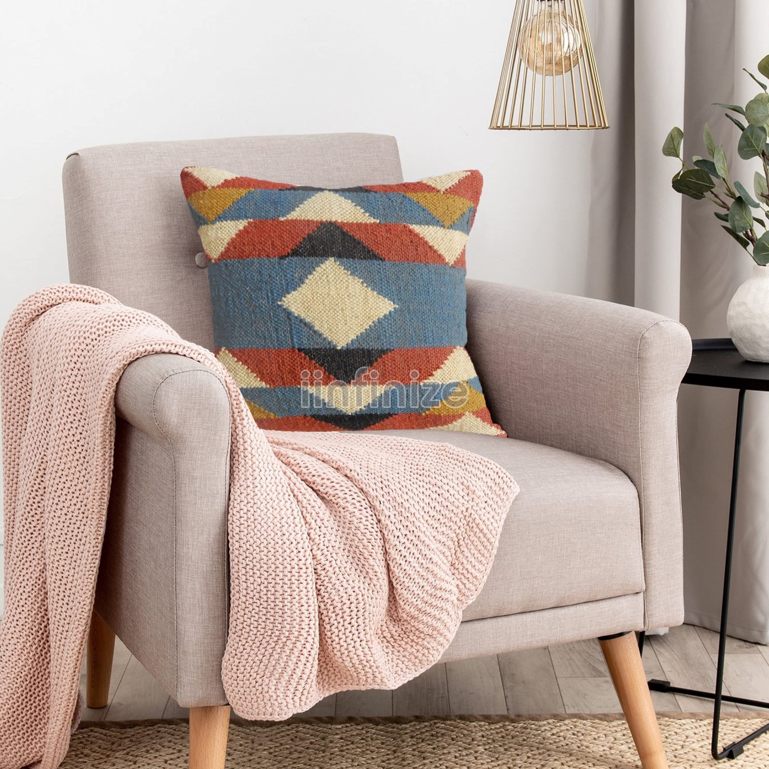 Housse de coussin ethnique en laine pour réchauffer un salon trop moderne
