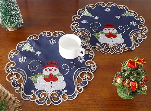 Miniatura 3 de GRANDDECO Juego de 4 manteles individuales redondos de 14 pulgadas bordados con patrón de muñeco de nieve y copos de nieve de invierno, bufanda