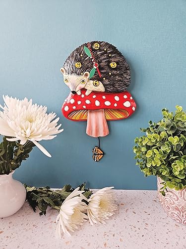 Miniatura 5 de Enesco Allen Designs Hank The Hedgehog - Reloj de pared con péndulo esculpido de hongo, 11.22 pulgadas, multicolor