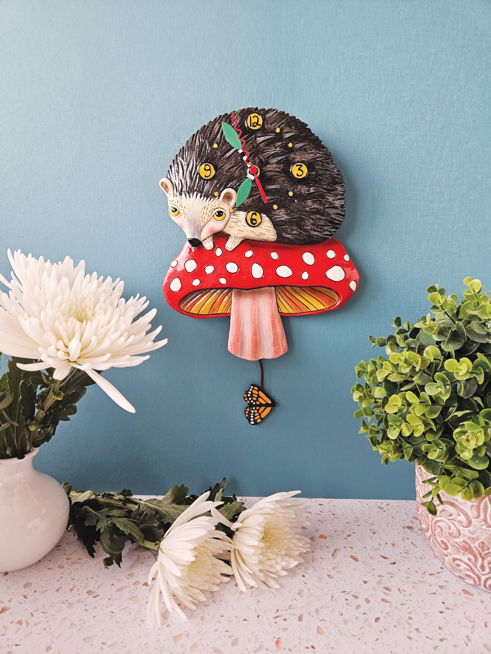 Enesco Allen Designs Orologio Da Parete Hank The Hedgehog – Riccio Con Fungo E Pendolo Farfalla, 25 Cm