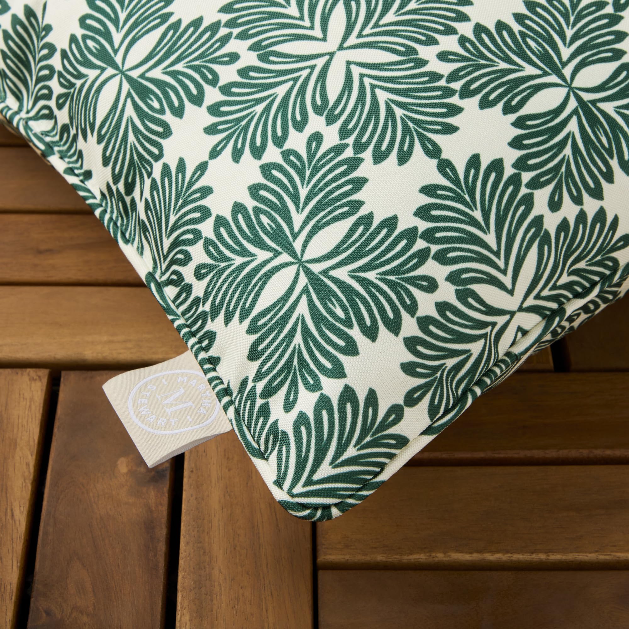 Martha Stewart Tulum - Set di 2 cuscini decorativi per interni ed esterni, resistenti allo sbiadimento UV, idrorepellenti, design moderno stampato, 28 x 45 cm, verde