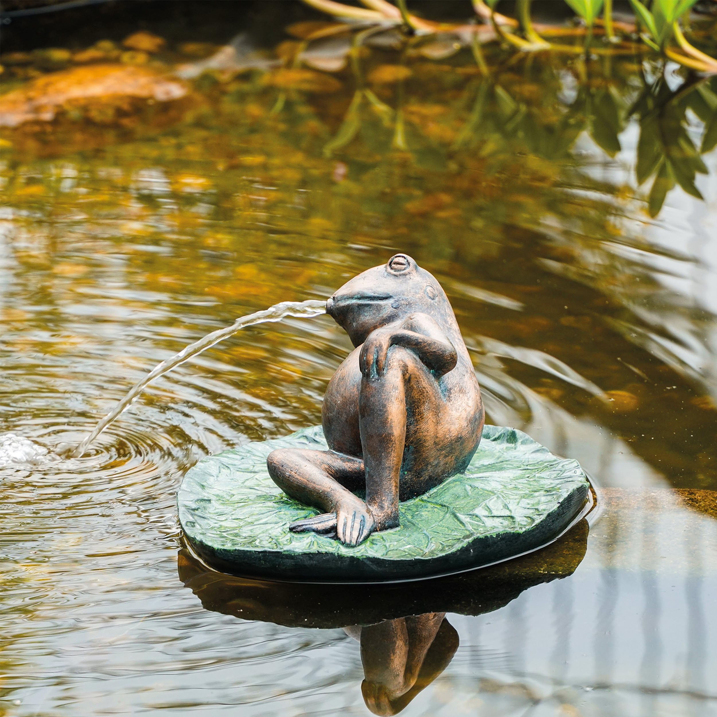 Esotec Solar Wasserspeier Set Frosch liegend auf Seerosenblatt, Pumpe, Solarmodul, Teichfigur, Gartenfiguren & Gartenstatuen, Gartenbrunnen Solar, Springbrunnen außen, Vogeltränke 101664