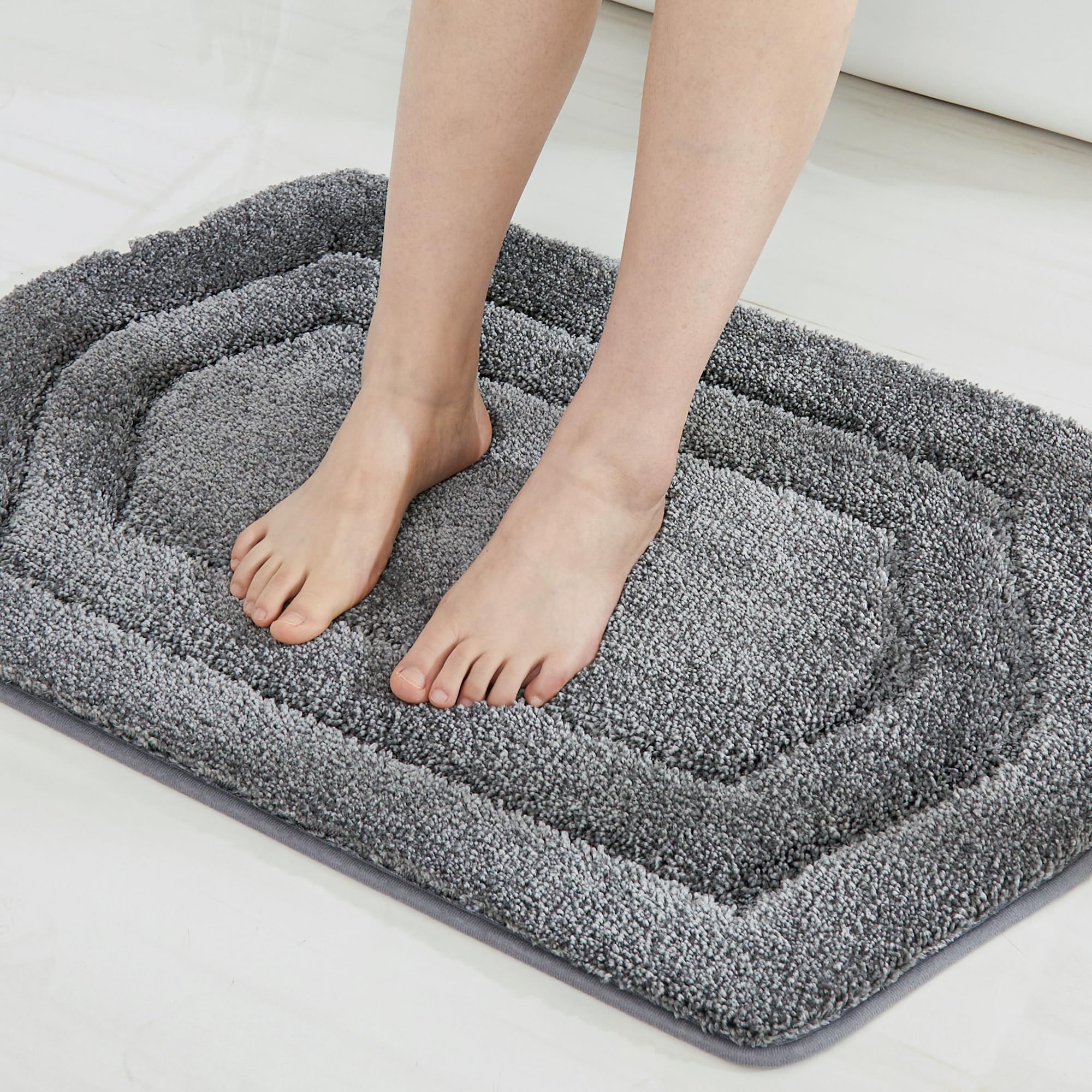Tapis de bain gris en peluche à poils longs pour un confort doux et cocooning