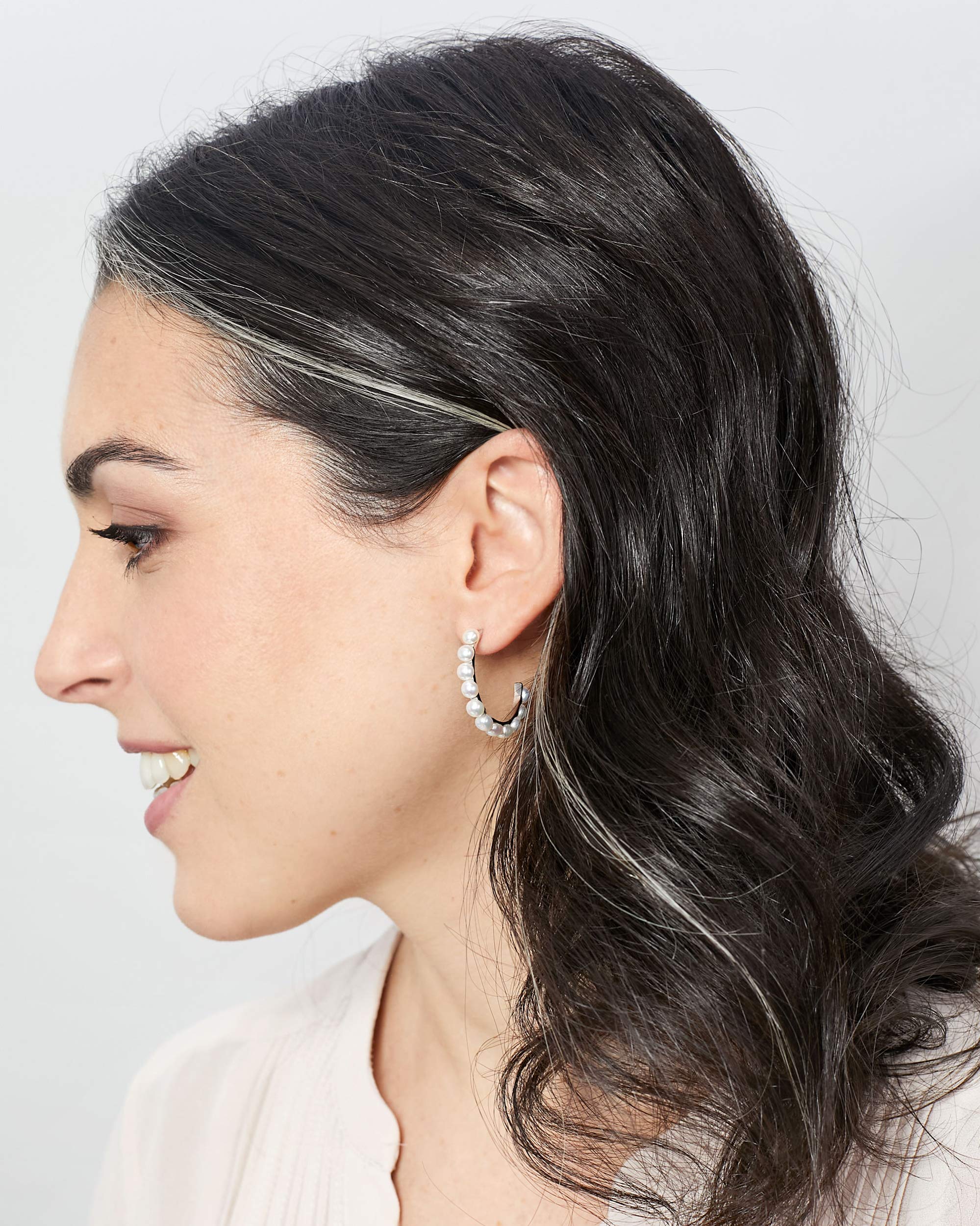 Orecchini a Cerchio di Perle Coltivate d'acqua dolce bianche da Donna di SECRET & YOU - Argento 925 con 13 perle Button di 4-5mm.