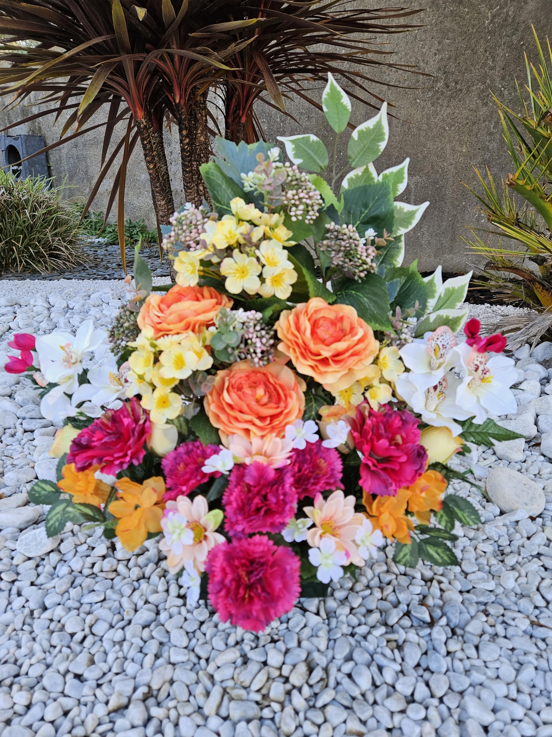 Composition de Fleurs Artificielles, Lesté Ciment pour Une Parfaite Tenue à L' Extérieur. Réalisé par nos Soins.