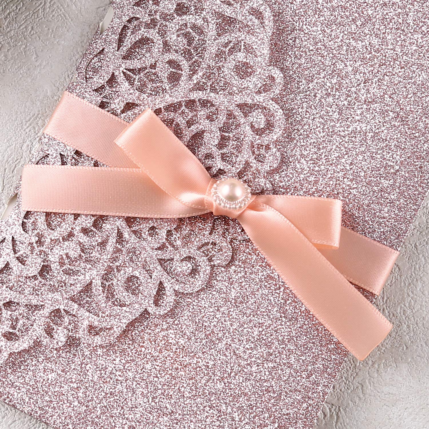 Dorishome Quinceanera Einladungskarten-Set – Weiße Lasergeschnittene Hohlrosen-Einladungen Mit Umschlägen (50 Stück, 11,9 X 17,8 Cm)