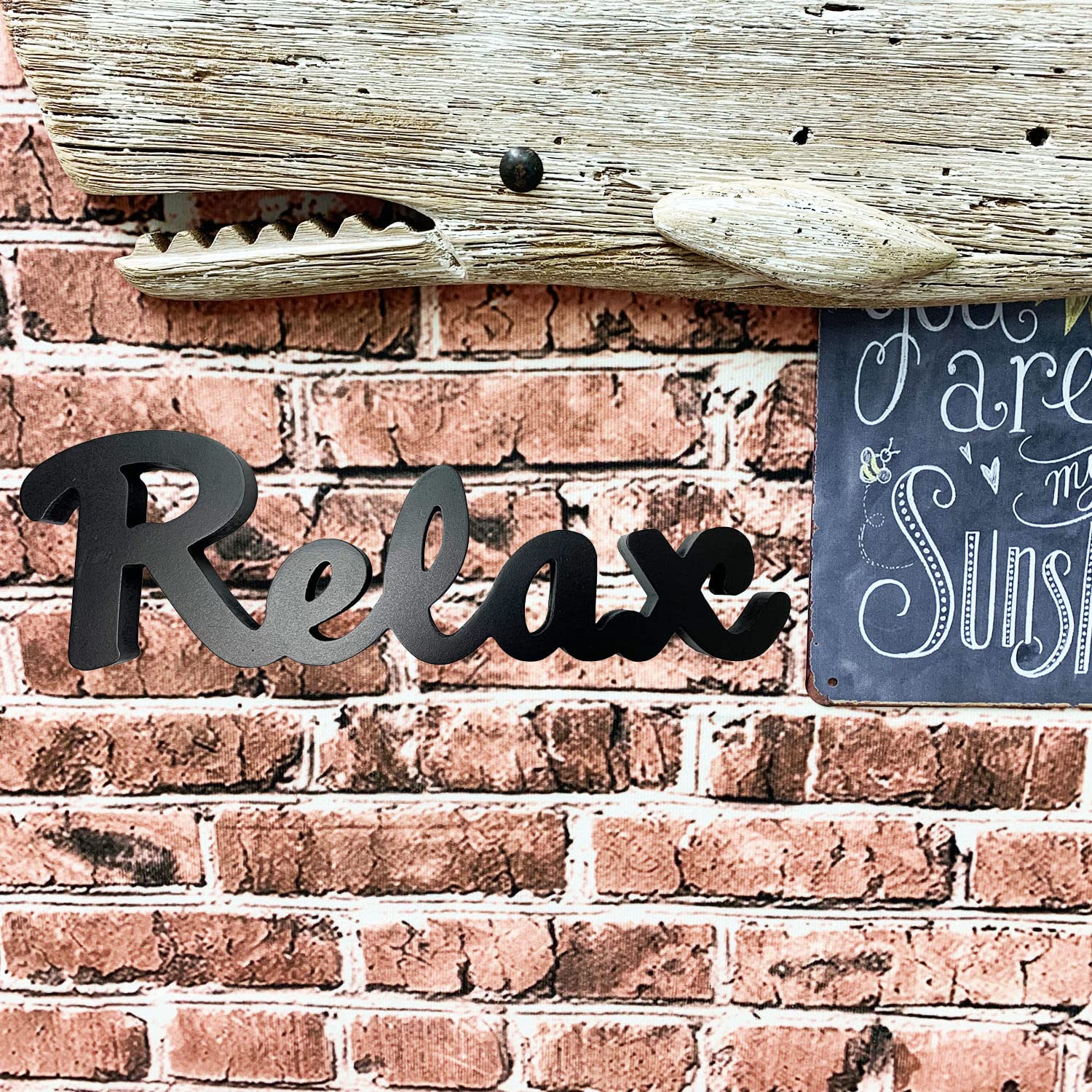 Panel de pared colgante de madera negra con letras de relajación