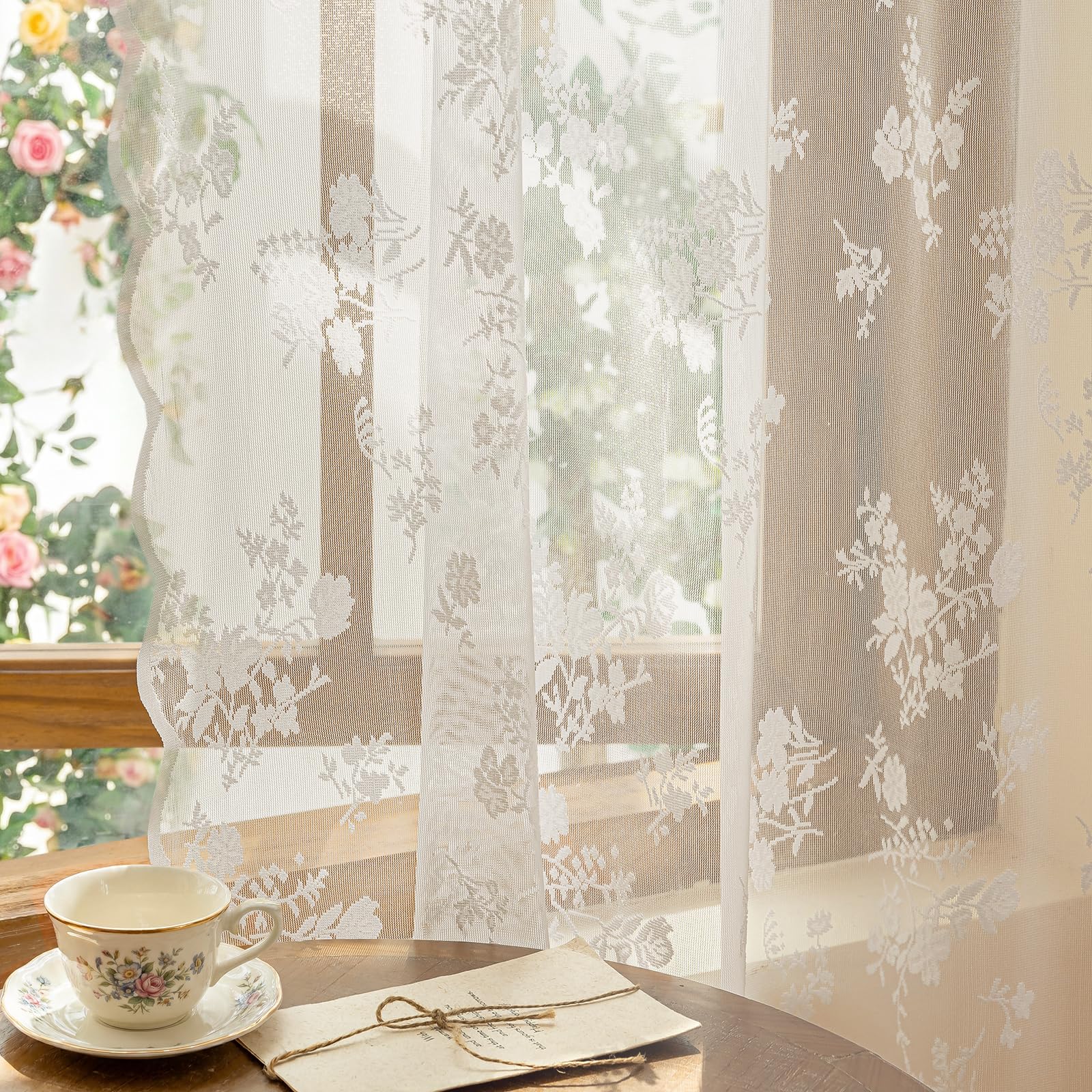 Tenda in pizzo con fiori ricamati