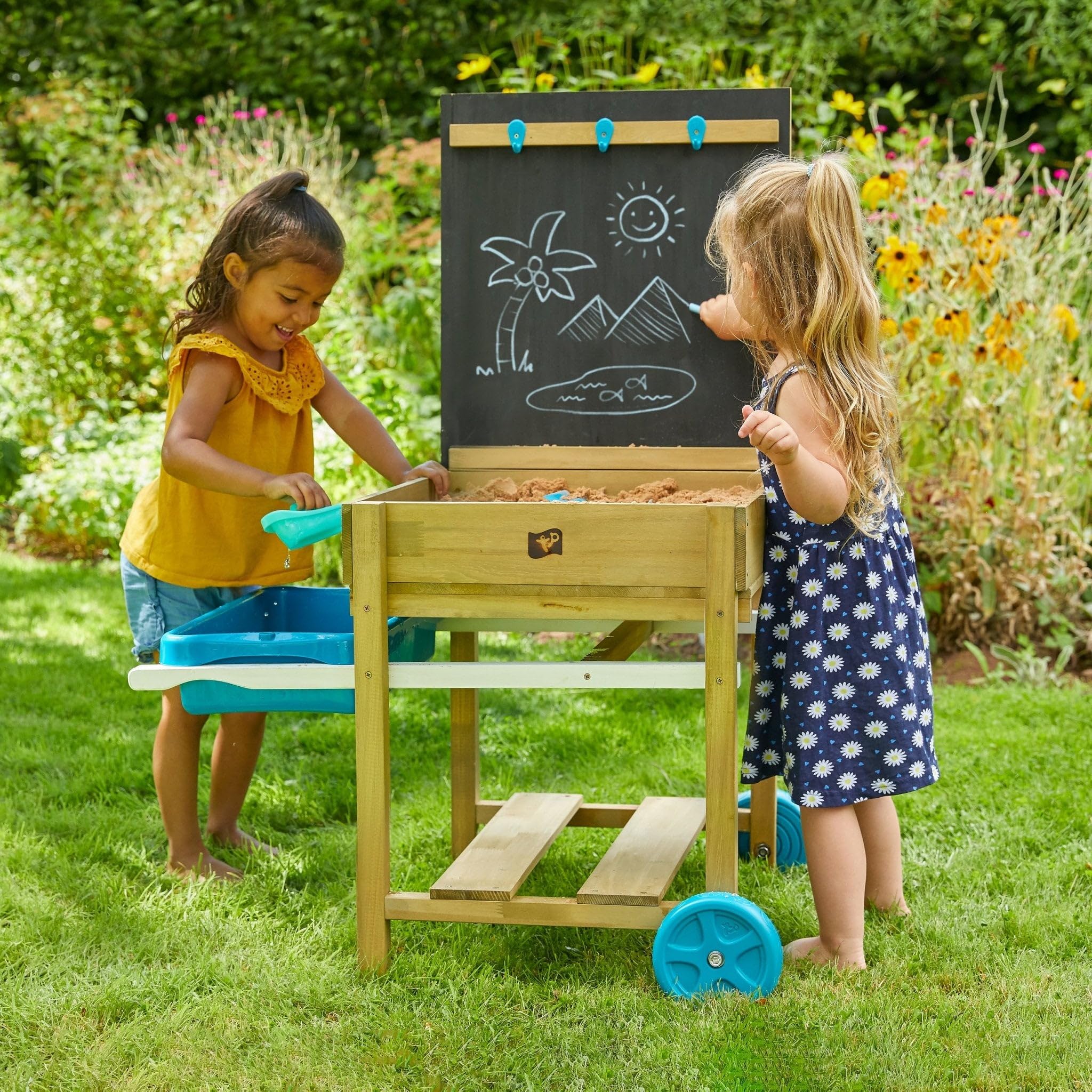 TP Toys Deluxe Sand- und Wassertisch, FSC-zertifiziertes Holz, inklusive Sandkasten, Wasserschale, schwarzer Tafel, Kunststoffhaken und Aufbewahrungsregal, verstaubar und verwandelt Sich in einen