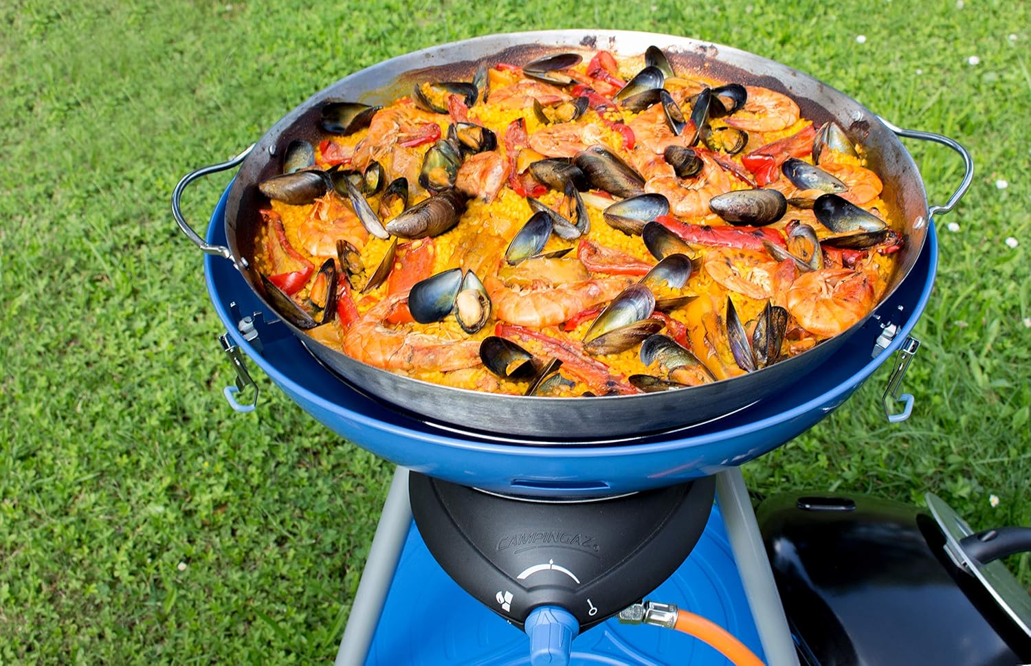 Campingaz Party Grill, Piccolo Barbecue per Campeggio, Festival o Picnic, Barbecue da Campeggio con possibilità di Cottura Flessibili, fornello a Gas con Piastra Antiaderente e Supporto per pentole Campingaz Party Grill, Piccolo Barbecue per Campeggio, Festival o Picnic, Barbecue da Campeggio con possibilità di Cottura Flessibili, fornello a Gas con Piastra Antiaderente e Supporto per pentole