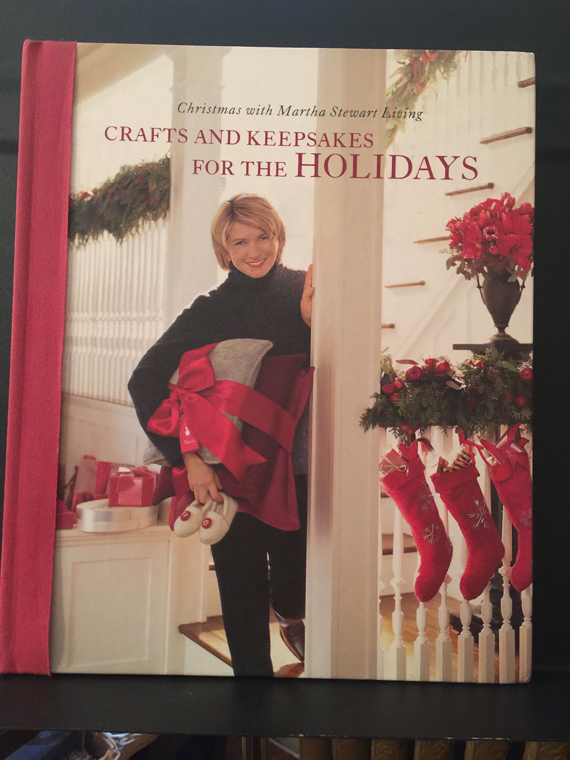 Crafts and Keepsakes for the Holidays (Christmas With Martha Stewart Living) Hardcover – January 1, 1999