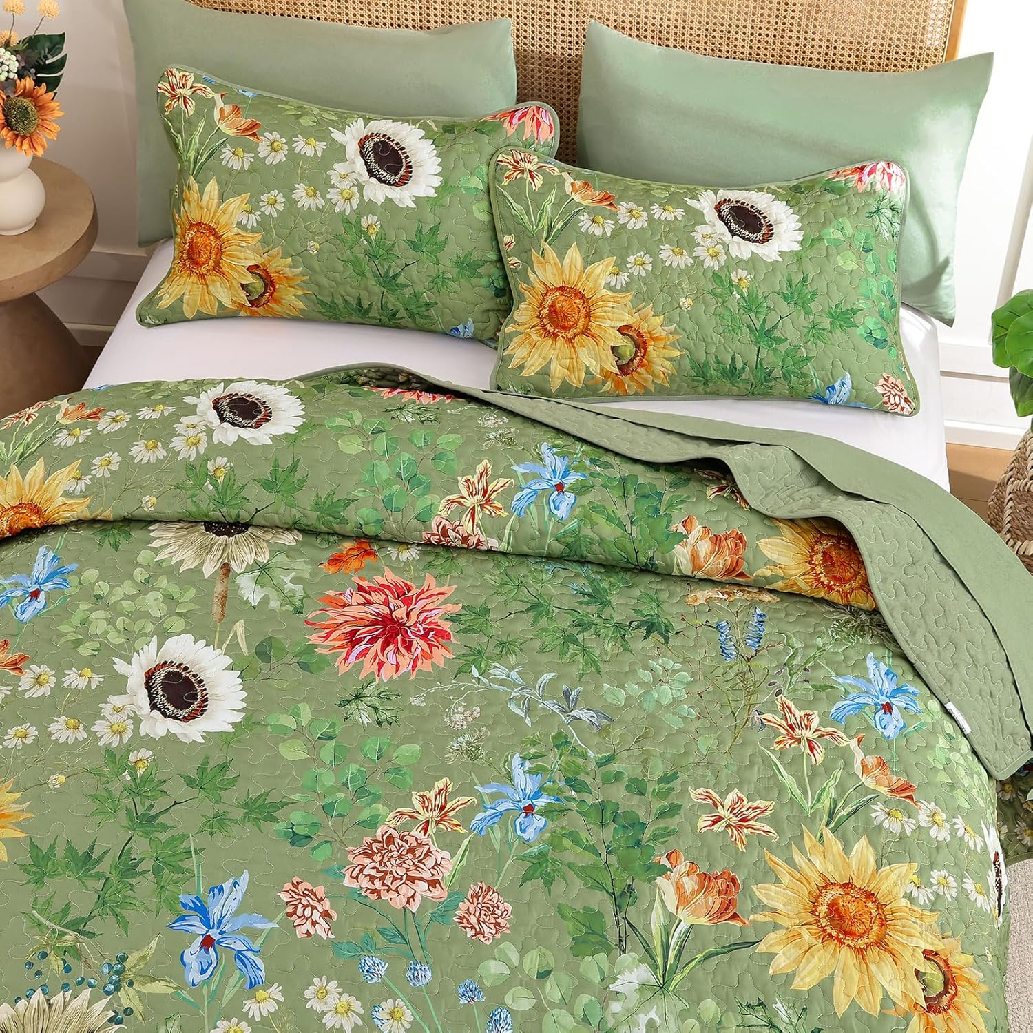 Yiran Floral King Size Quilt, Green Floral Bedspreads Bedding Set, 3 Pieces Botanical Spring Summer Soft Lightweight Coverlet with 2 Pillow Shams for All Season 106x90 Inch
