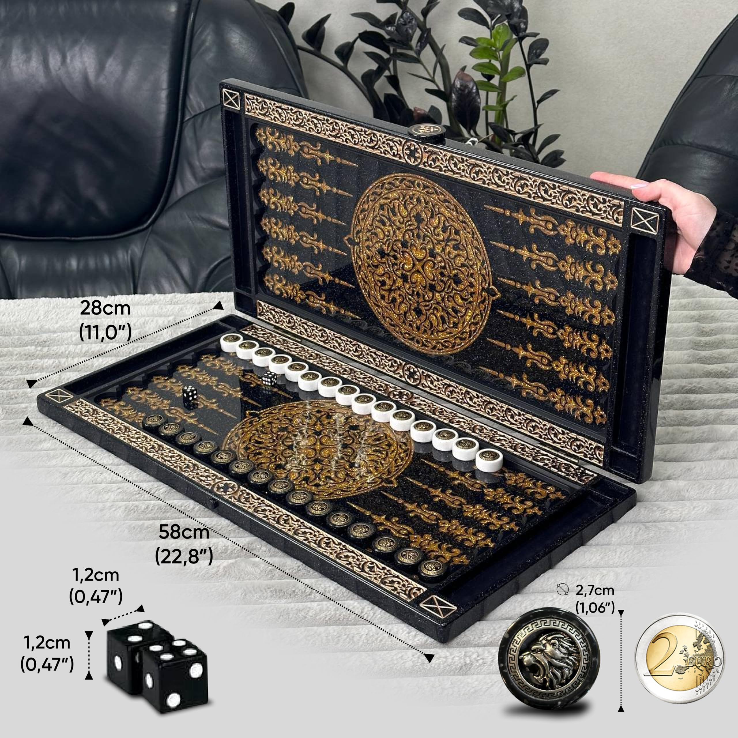 Backgammon di lusso "Leone d'oro" – Realizzato a mano in pietra acrilica e resina – 58 × 28 cm – Design reale e regalo con personalizzazione (Premium Size 58 cm)