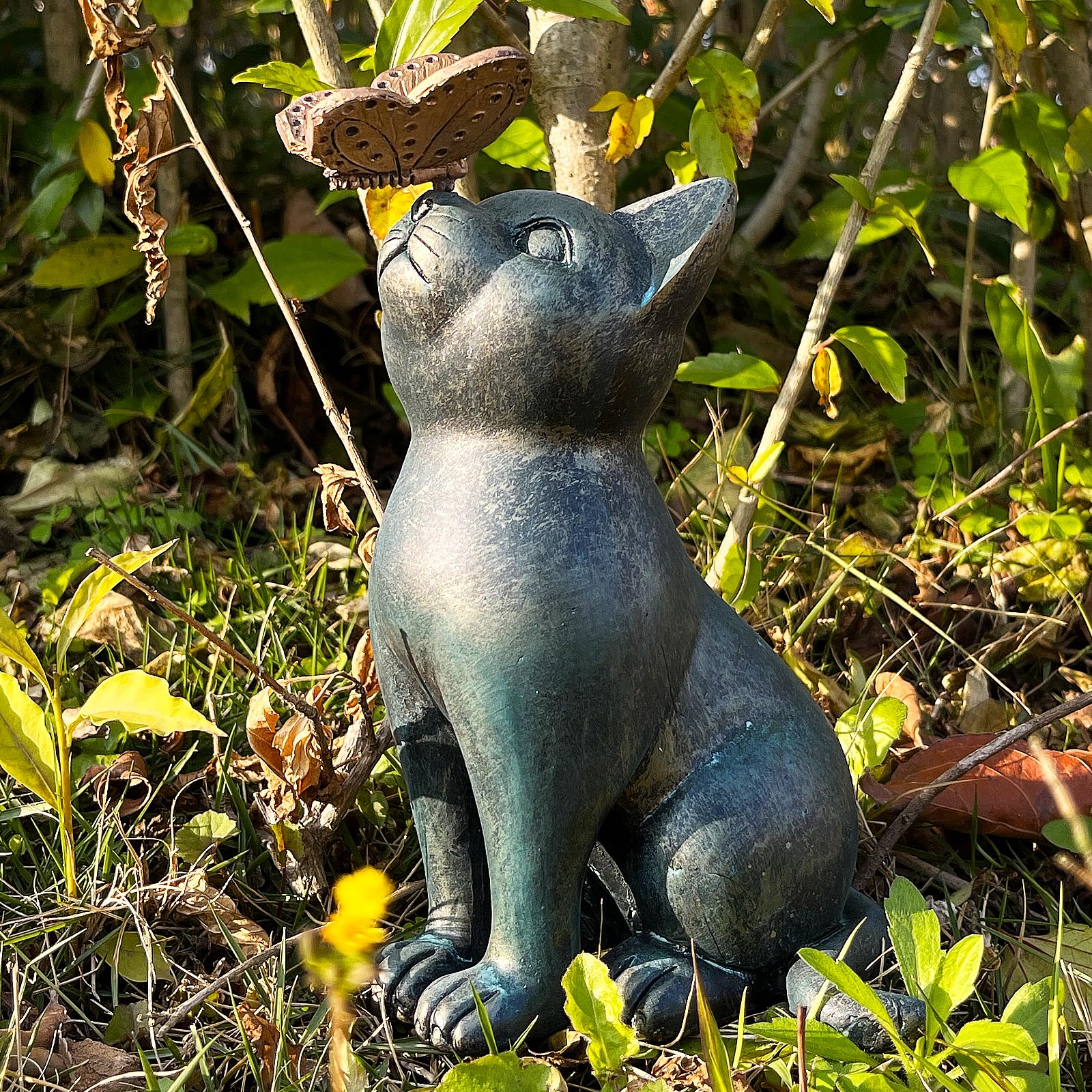 Figura Decorativa De Gato Con Mariposa Para Jardín - Resina Impermeable, Tamaño 12.5x11x20 Cm