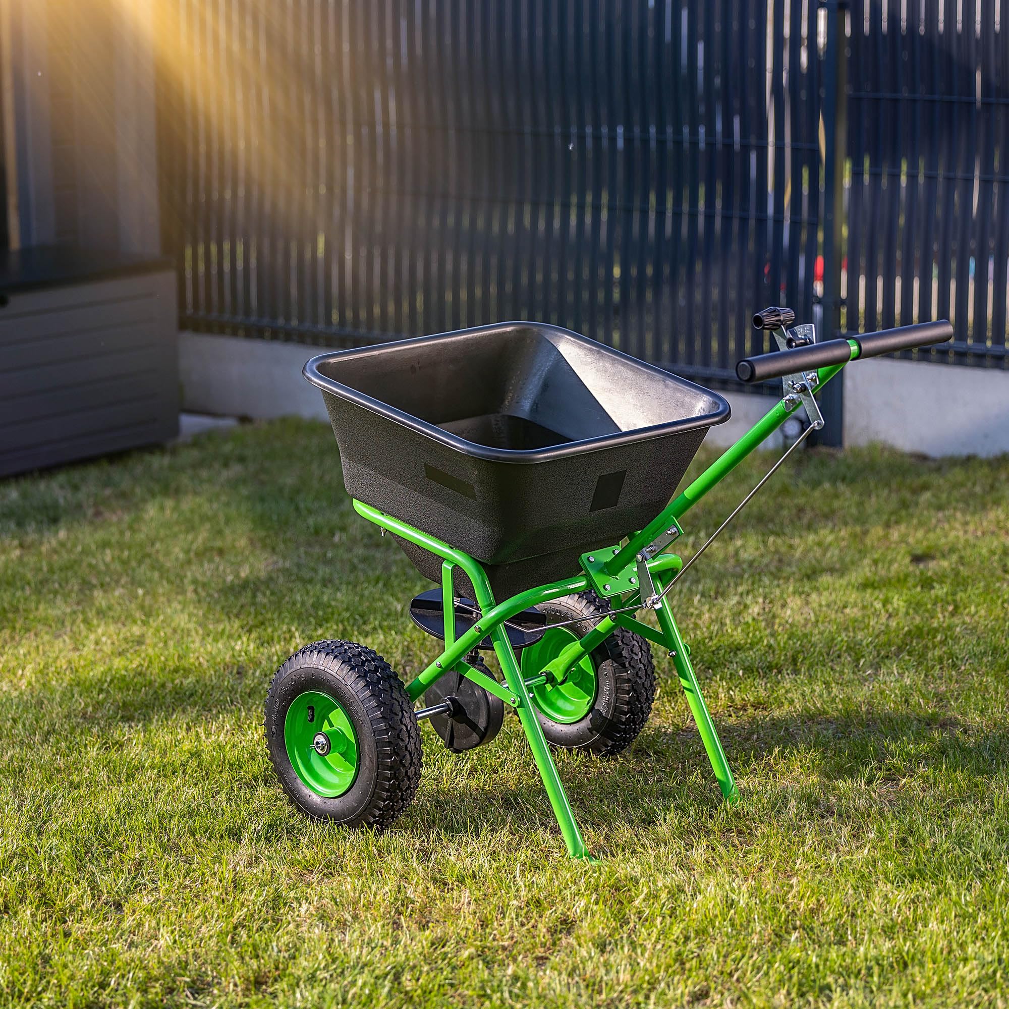 KADAX Carro esparcidor de 45 L con ruedas, esparcidor de abono para semillas de césped, fertilizante para césped, cal y sal de carretera, salero, esparcidor de semillas para el cuidado del césped y el