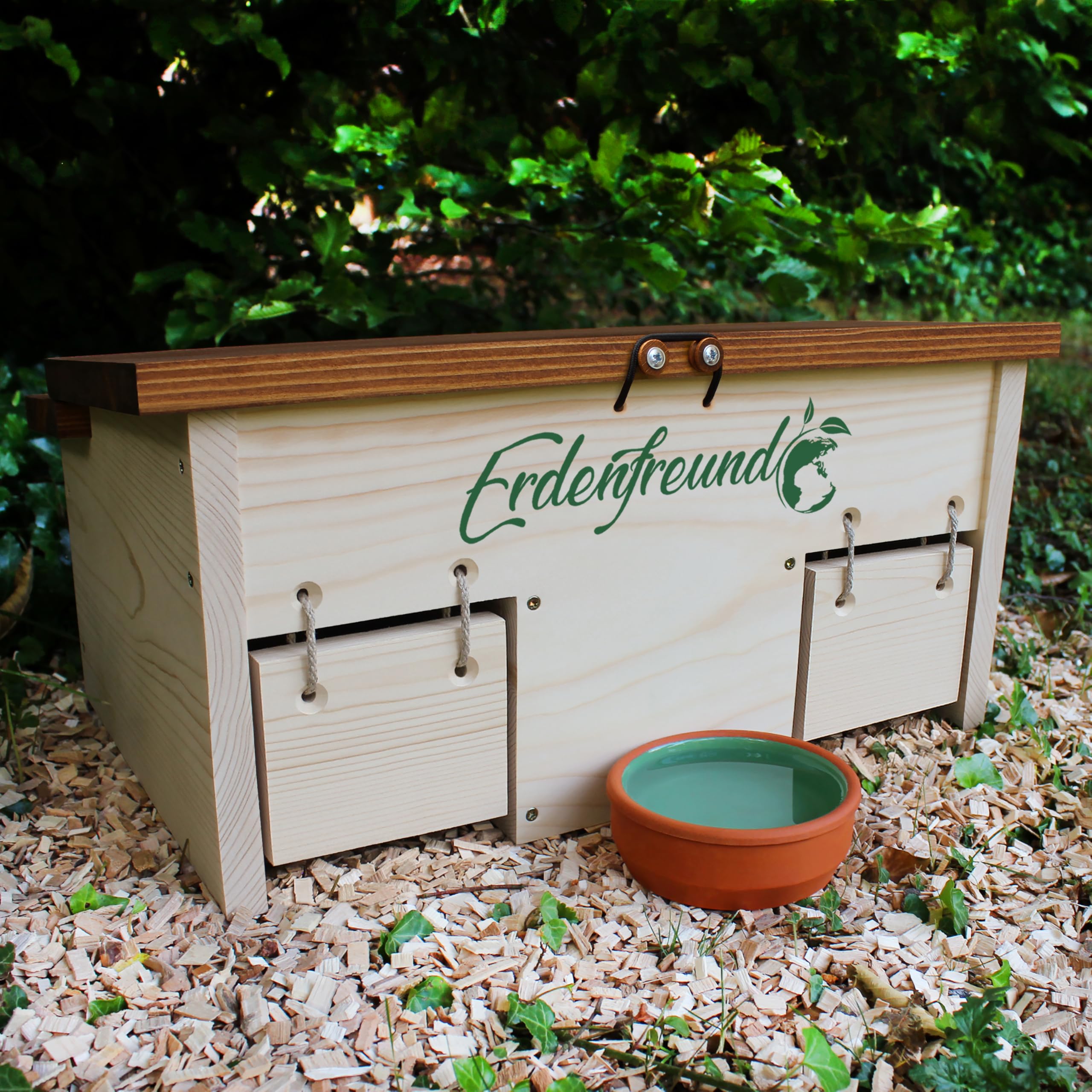 ERDENFREUND® Igelfutterhaus mit Rattenklappe + 2er Set Wasser- & Futternapf Igelhaus mit Rattenklappe artgerecht 2 Labyrinth Eingänge & Dachverschluss(Igelfutterhaus inkl. 2er Set Wasser-& Futternapf)