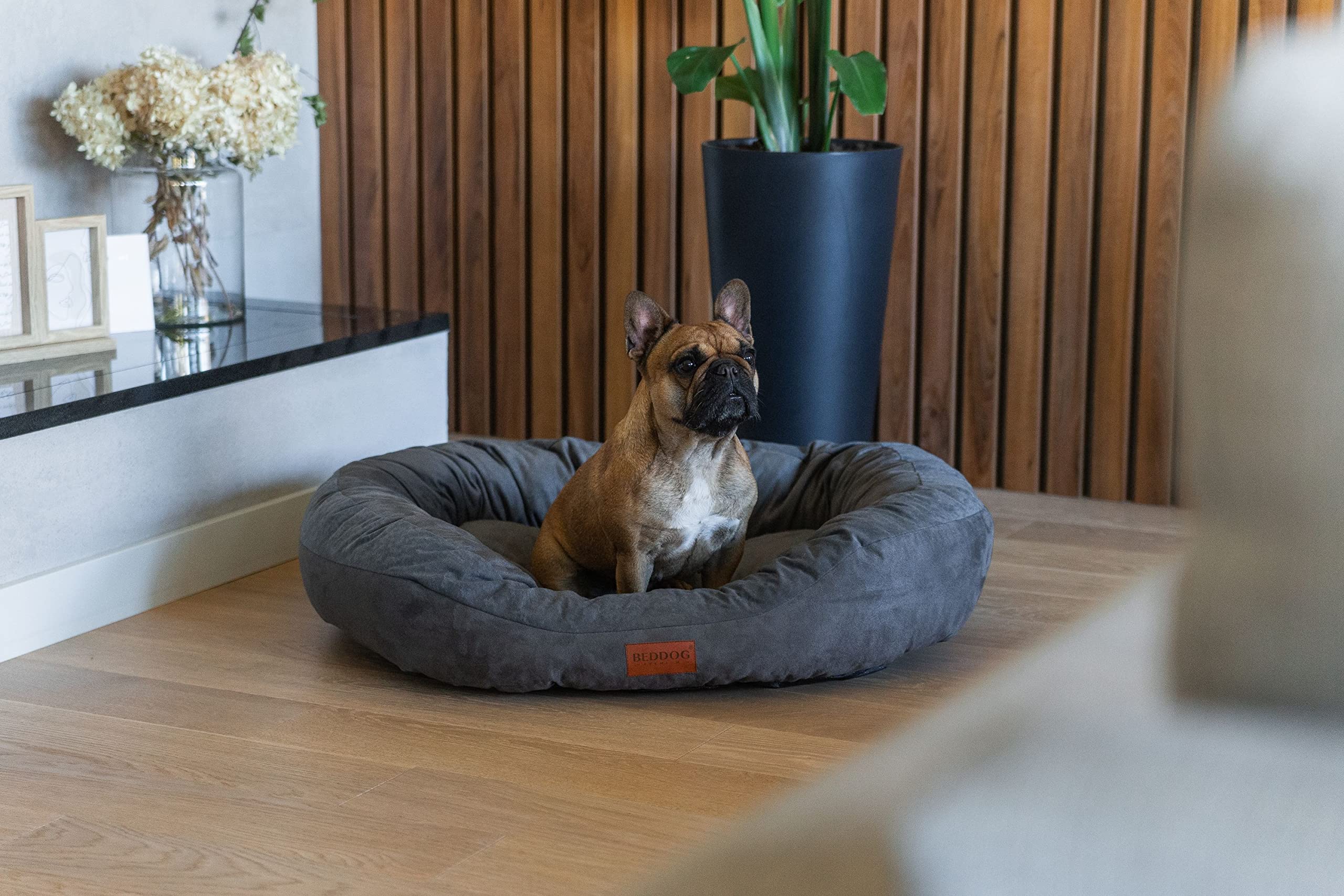 BedDog PRINS Premium Hundebett, aus strapazierfähigem Alicante-Gewebe, Hundesofa mit Seiten, ovales Kissen für Ihr Haustier, Hundecouch - L - Black-Field