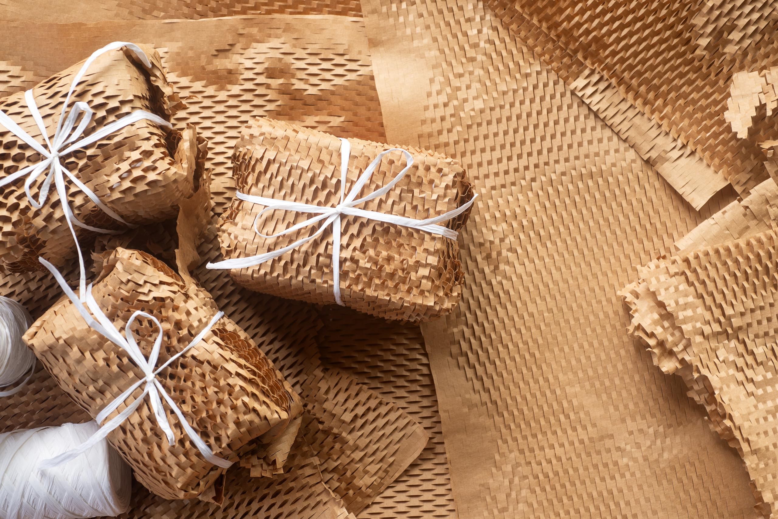 Pakett Honeycomb 2 Rollen 38cm x 50m–Nachhaltiges Wabenpapier Rolle aus Kraftpapier–Umweltfreundliche Alternative zu Luftpolsterfolie–Recycelbares Verpackungsmaterial