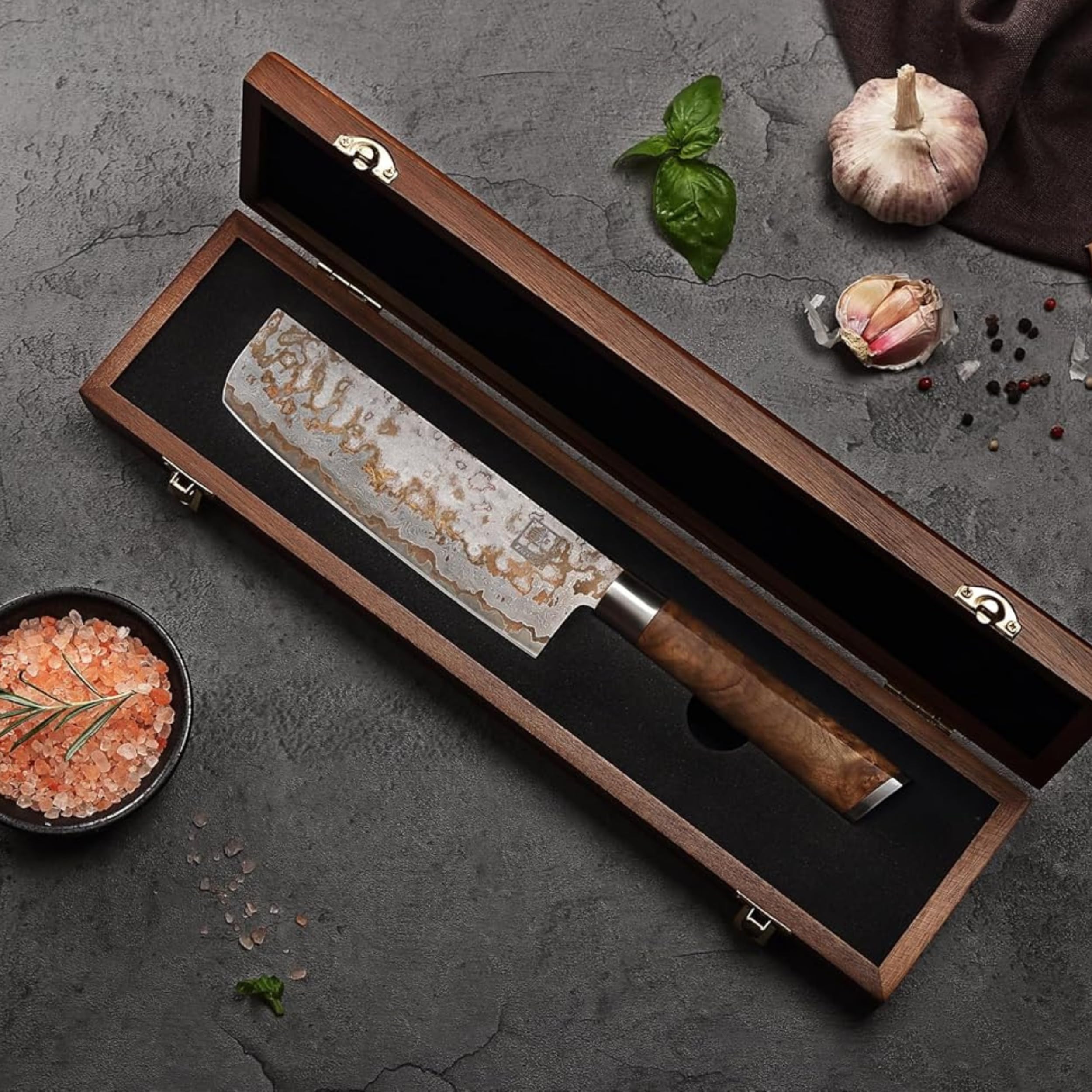 zayiko MysticMagma Nakiri Damastmesser - 17 cm Klinge aus 67 Lagen Damaststahl mit Kupfer- und Bronze-Einlage, DualCurve Griff aus Ahornwurzelholz, Holzbox